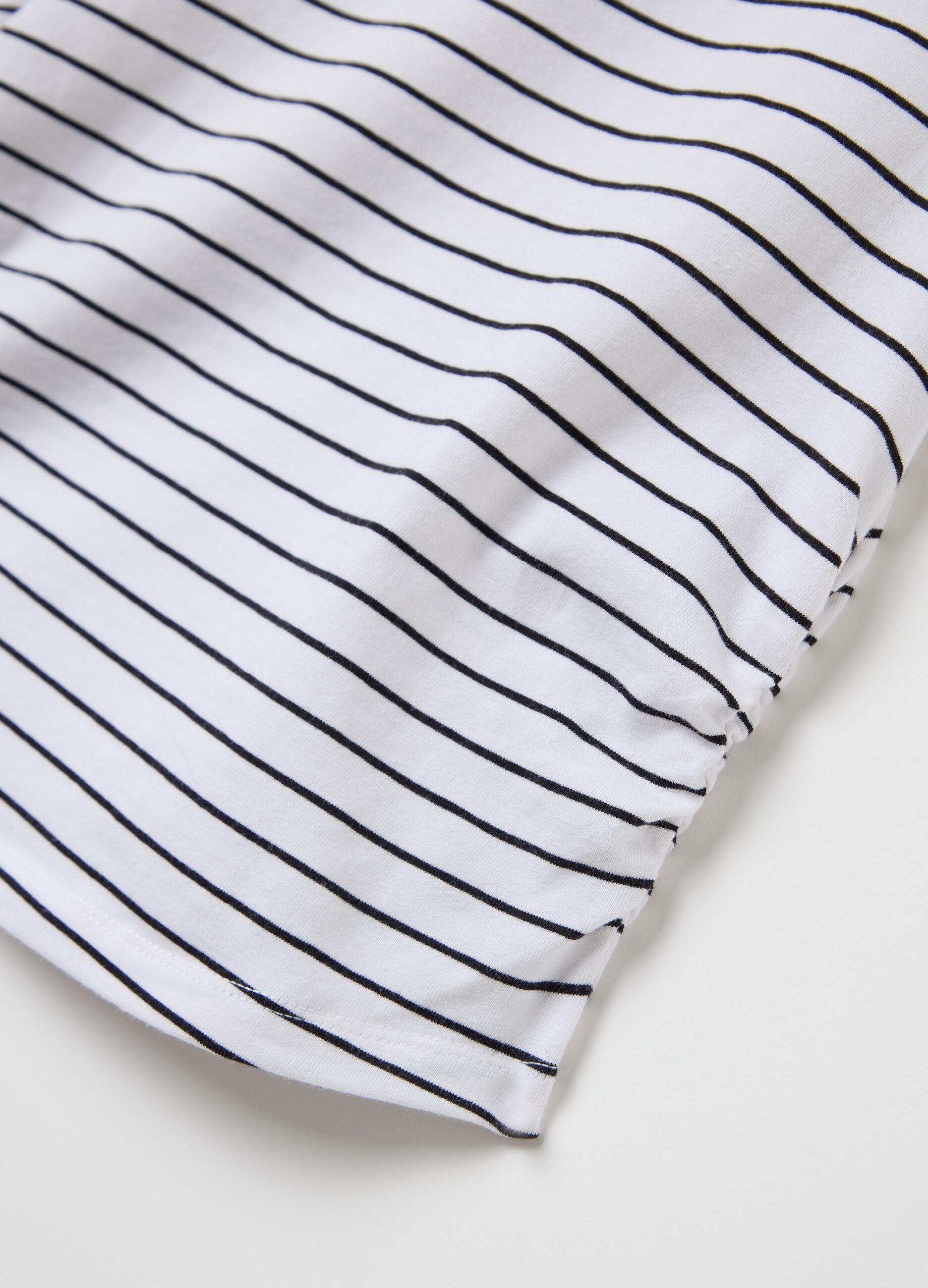 Slim-fit T-shirt with striped gathering on the side
