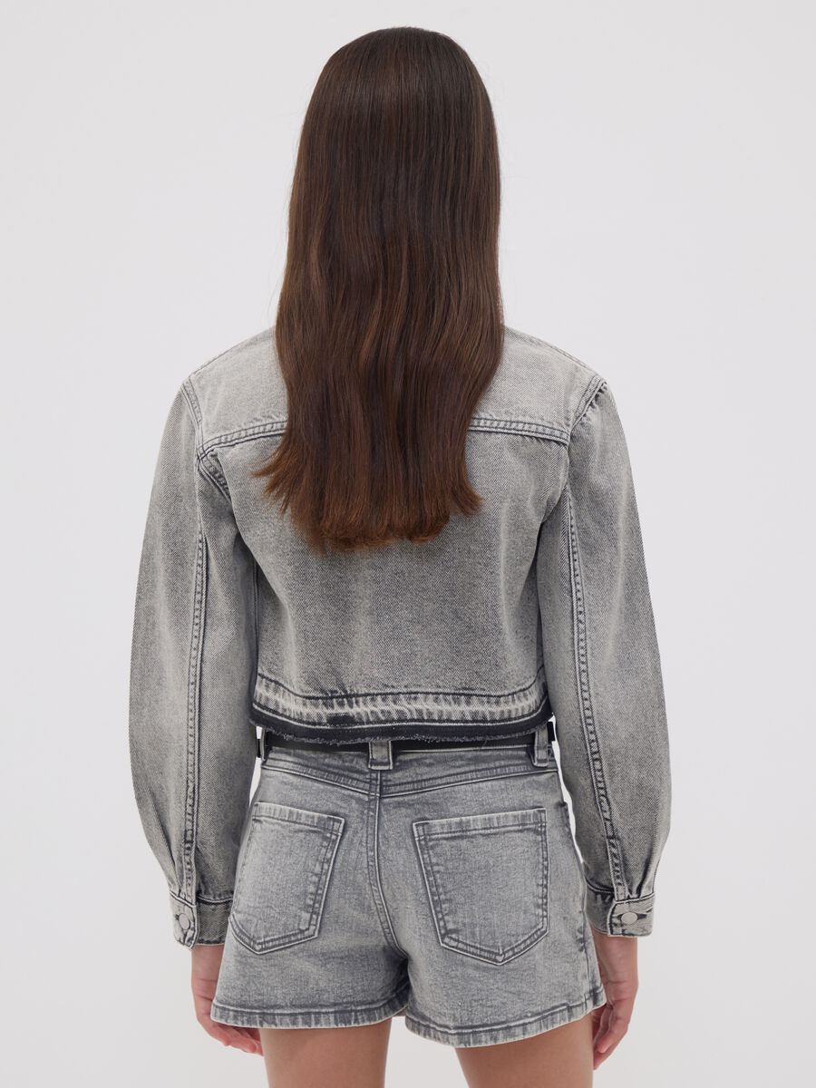 Camicia grigia corta in puro cotone con borchie per ragazza_2