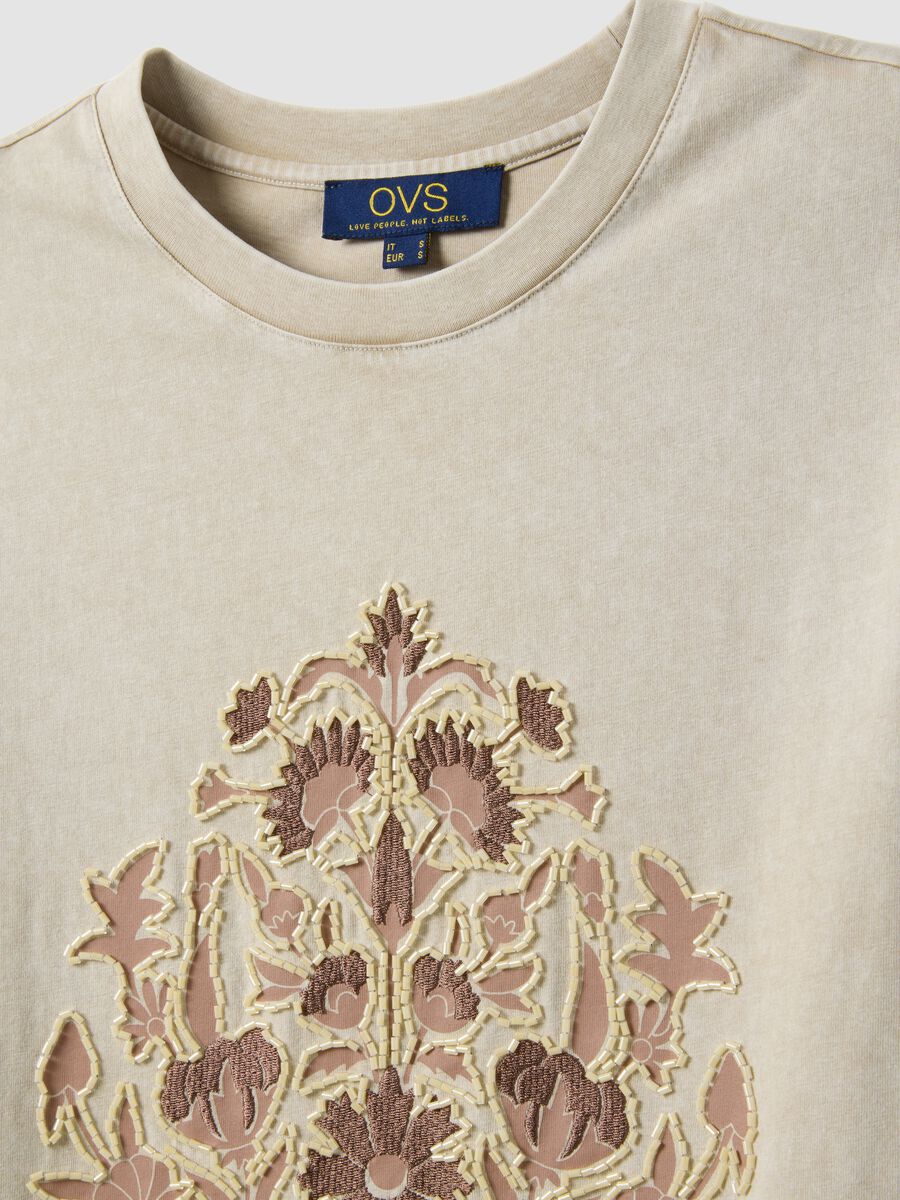 Beige short sleeve pure cotton t-shirt with regular fit and beads_5