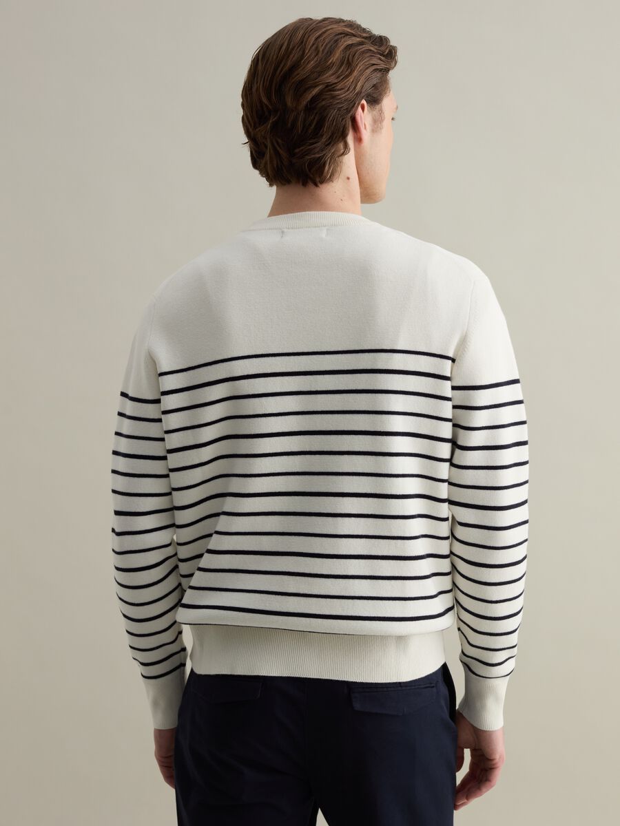 Pullover with thin stripes_2