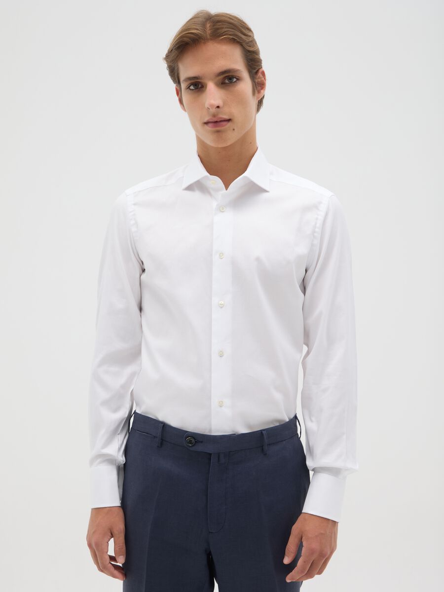 Men’s white slim-fit shirt in 100% cotton with cutaway collar_0