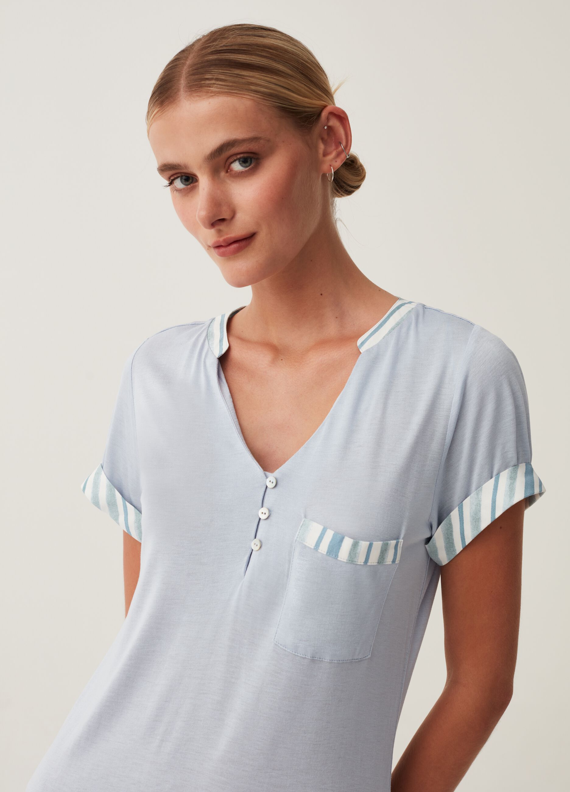 Camicia da notte con profili a righe_1