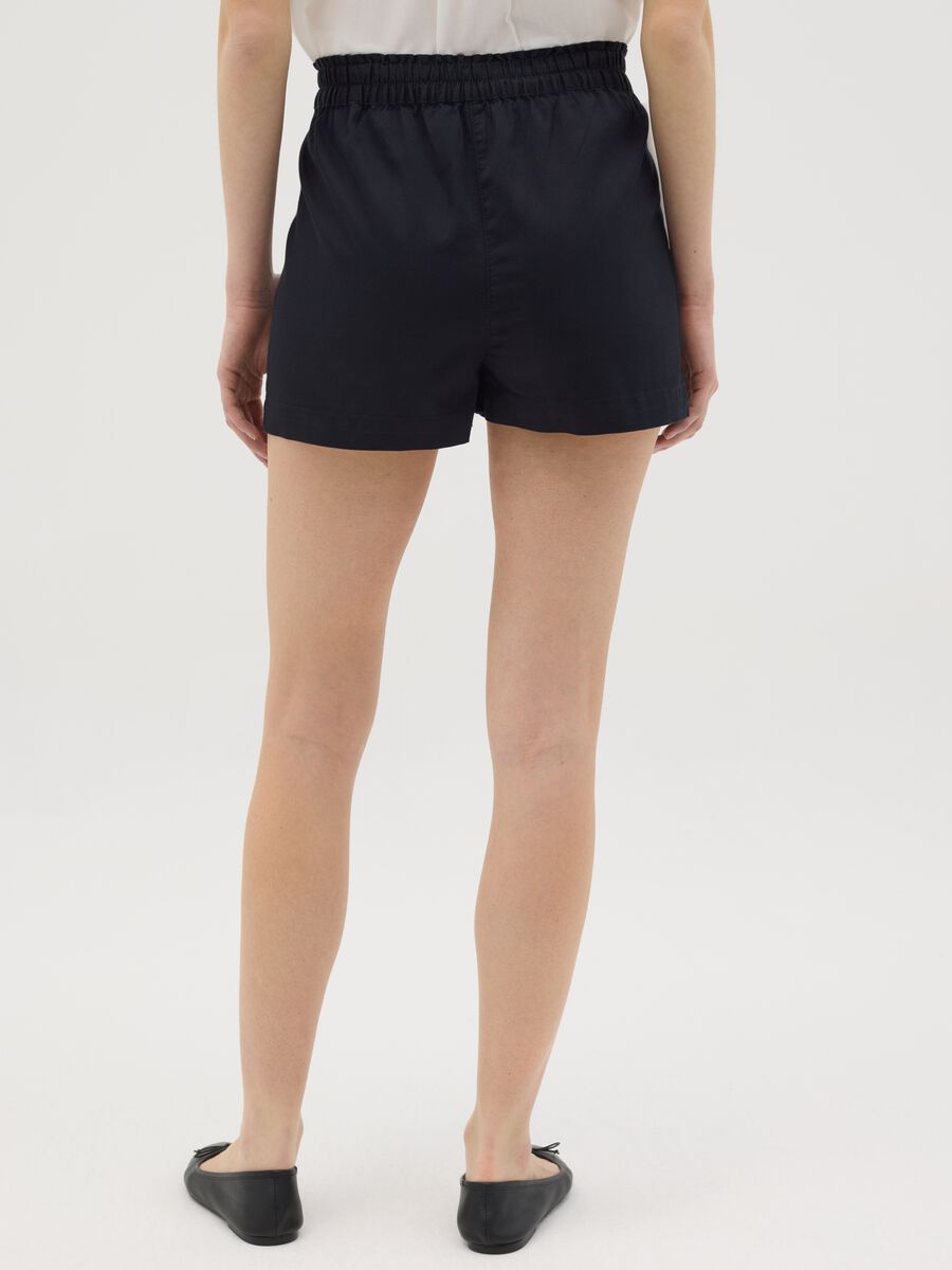 Fluid shorts in denim with bow_2