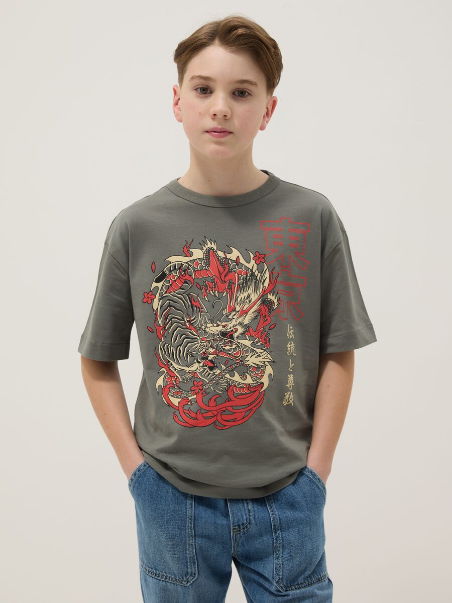 T-shirt in puro cotone grigia da bambino oversize fit con drago_0