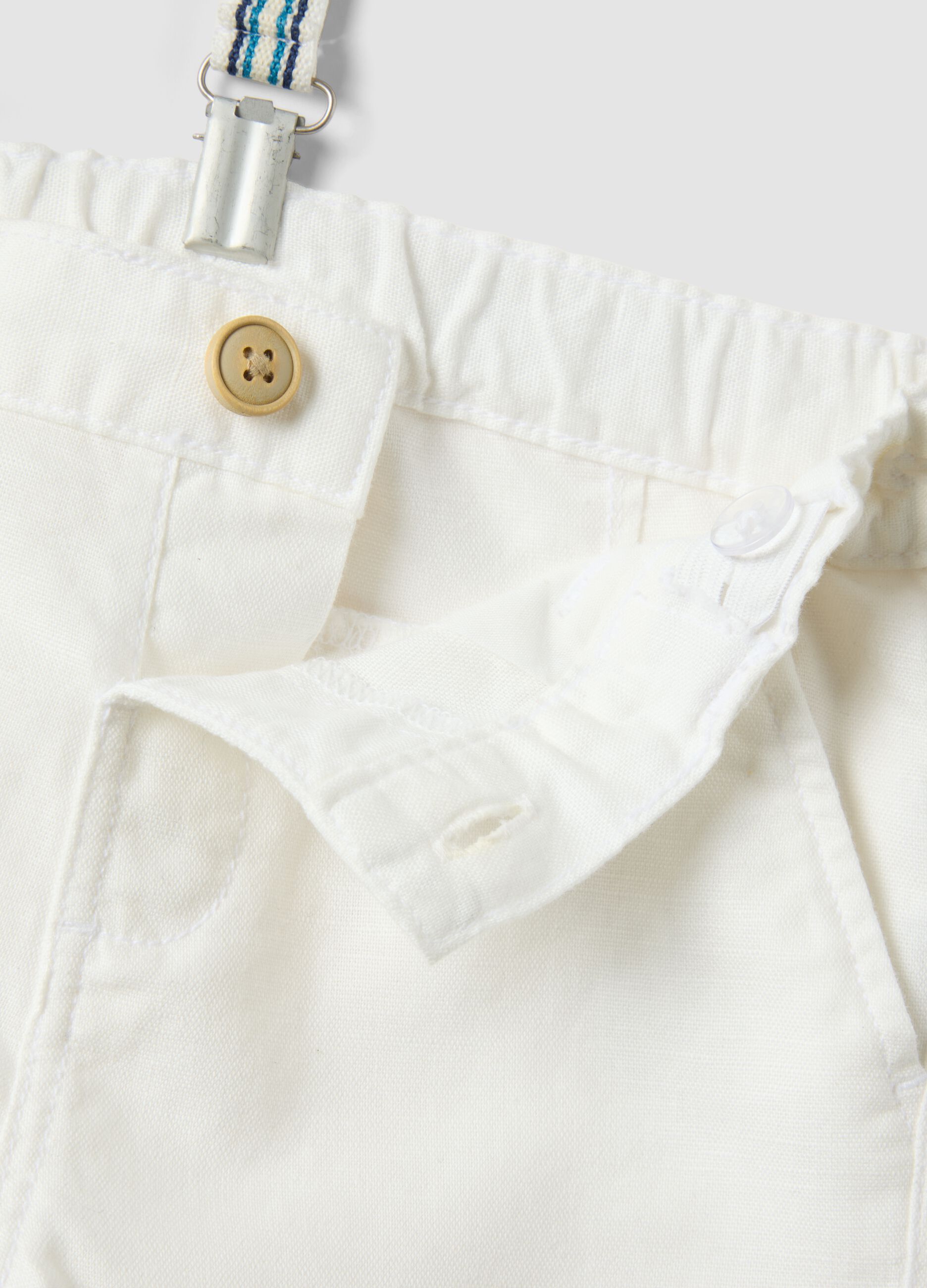 White cotton-linen blend boys&rsquo; shorts, regular fit, with braces