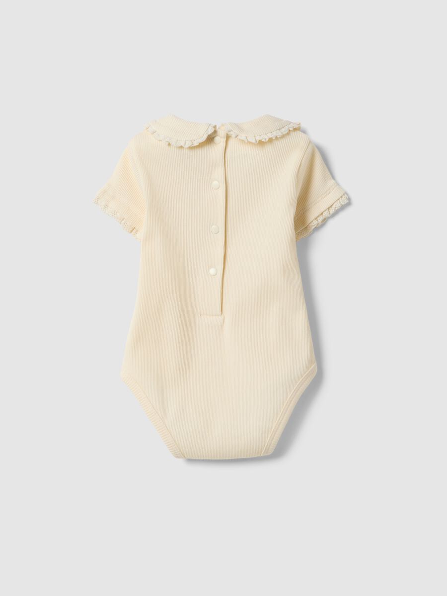 Body in puro cotone beige a righe da neonato con collo arricciato_1