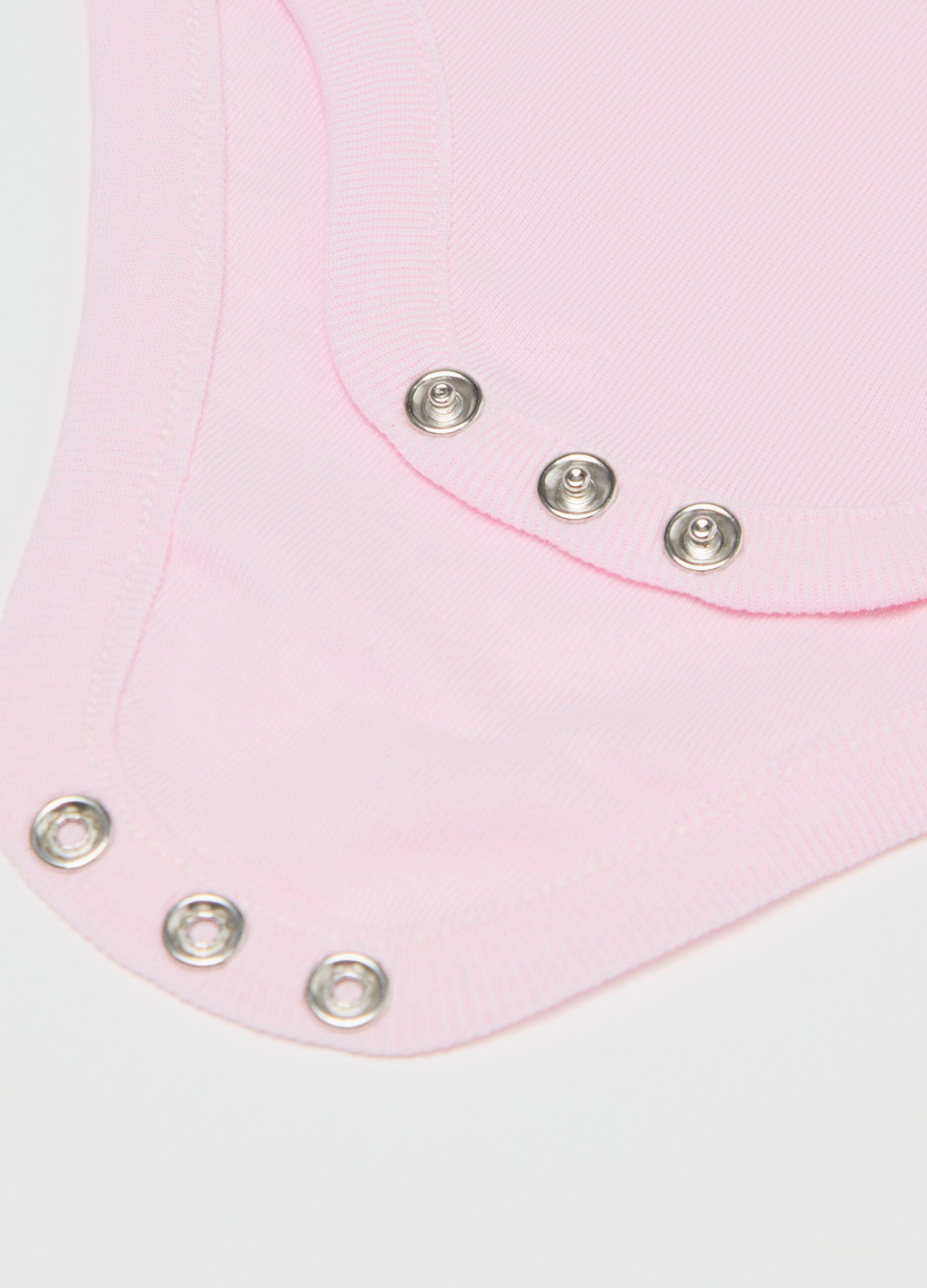 Three-pack white and pink sleeveless bodysuits in organic cotton with print