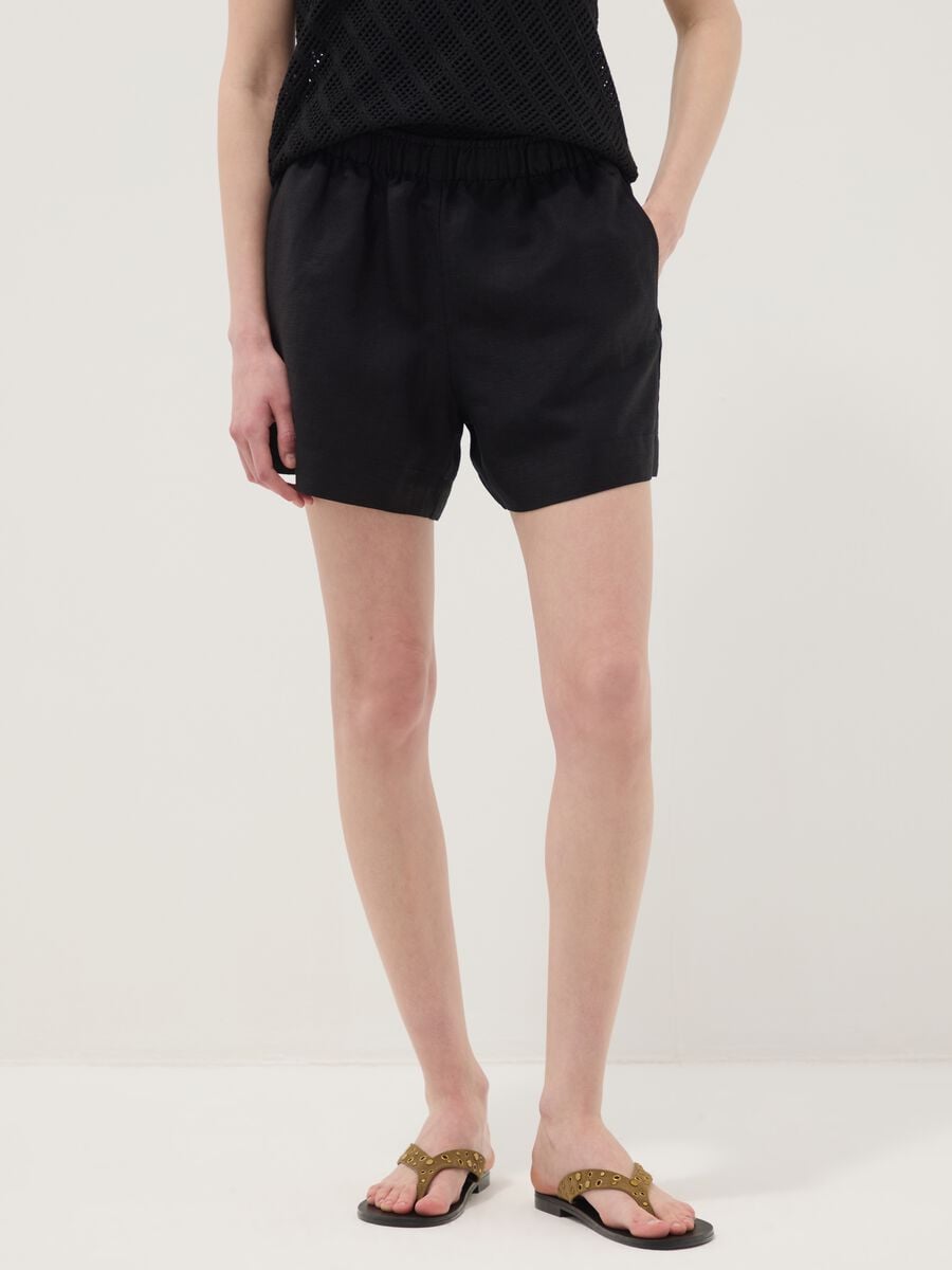 Shorts neri in misto lino e viscosa con vita elasticizzata regular fit_1