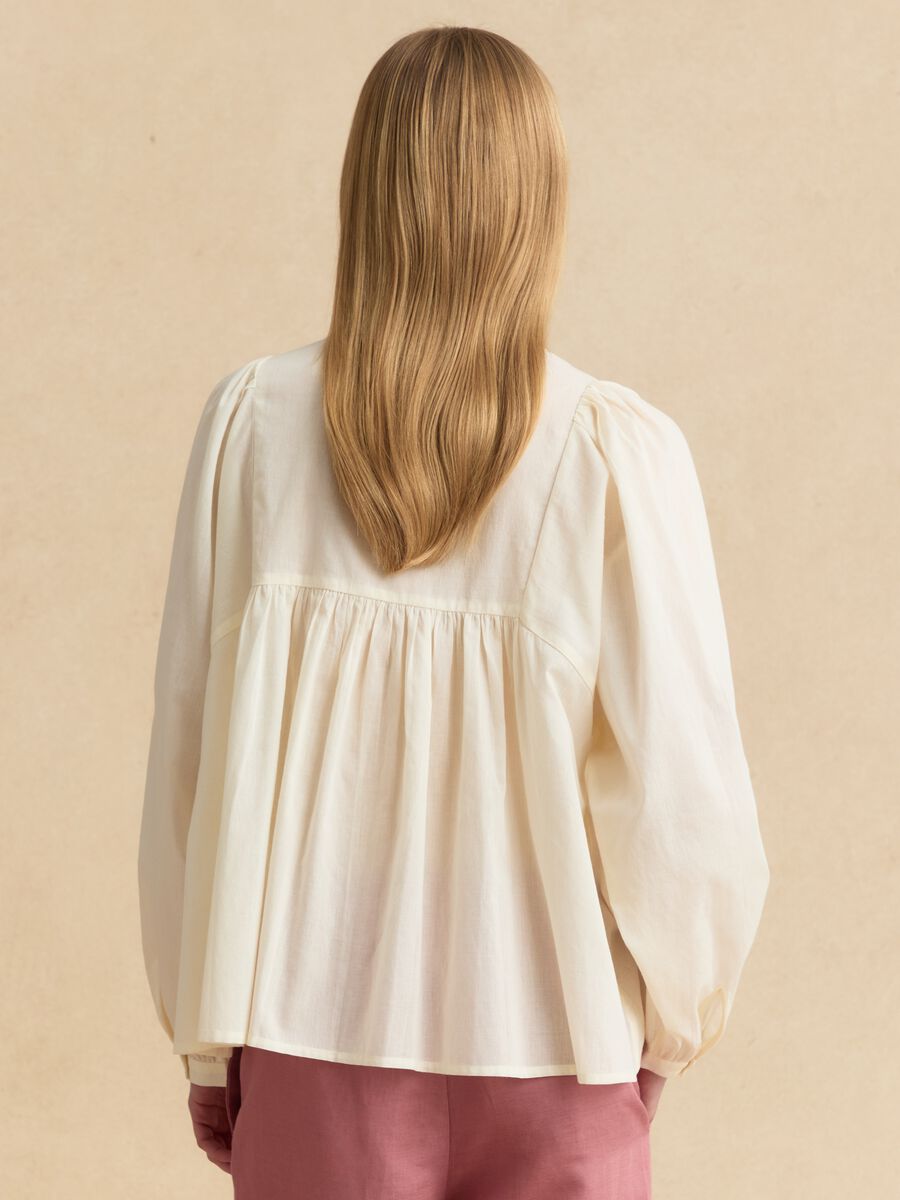Camicia beige in puro cotone con ricami floreali_4