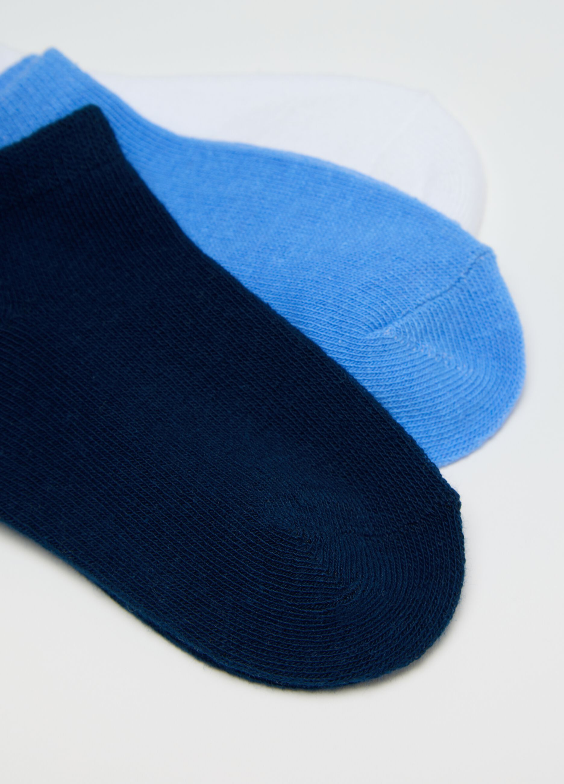 Five-pair pack white and blue stretch shoe liners