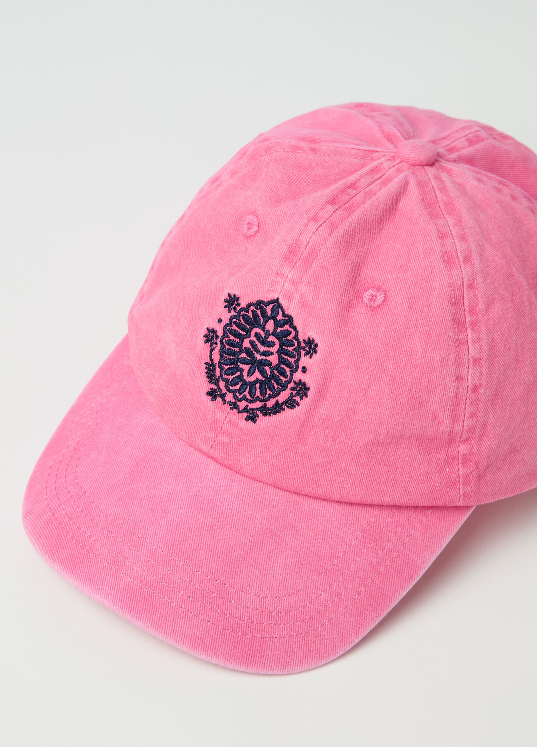 Baseball cap in denim with embroidery