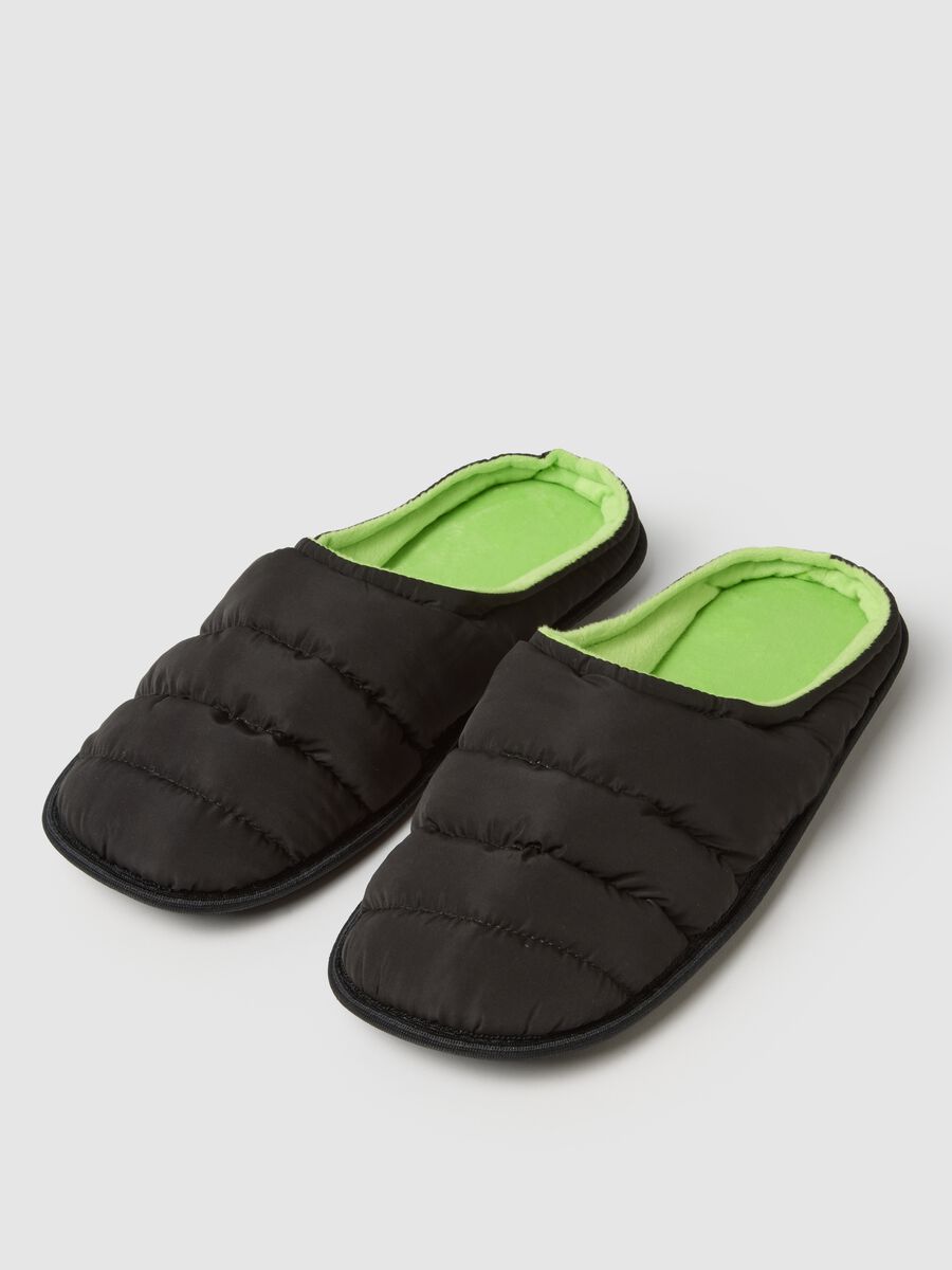 Black padded slippers with green lining, regular fit_1