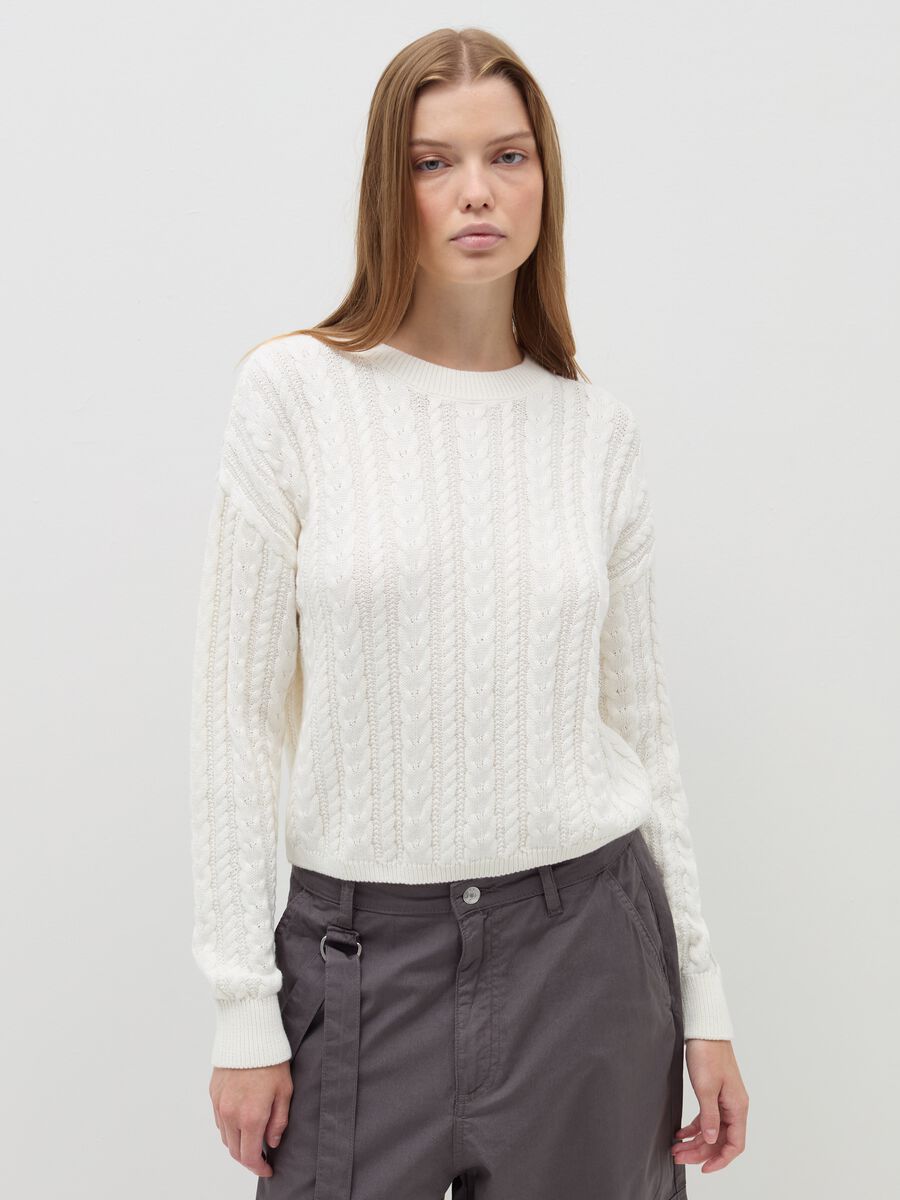 Cropped pullover with cable-knit design_0