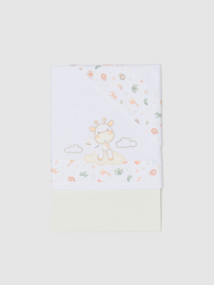 Three-piece white crib set with giraffe embroidery_0
