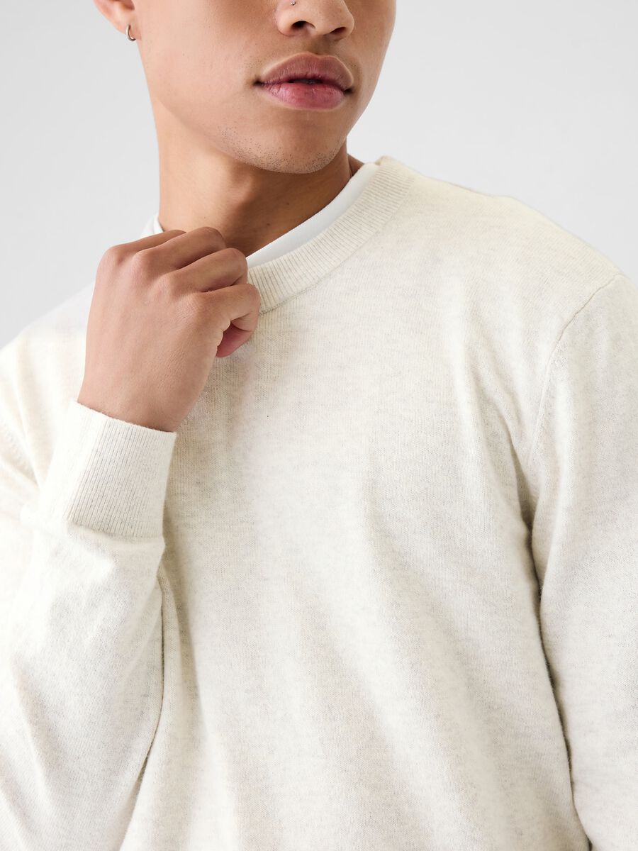 Round neck pullover_3