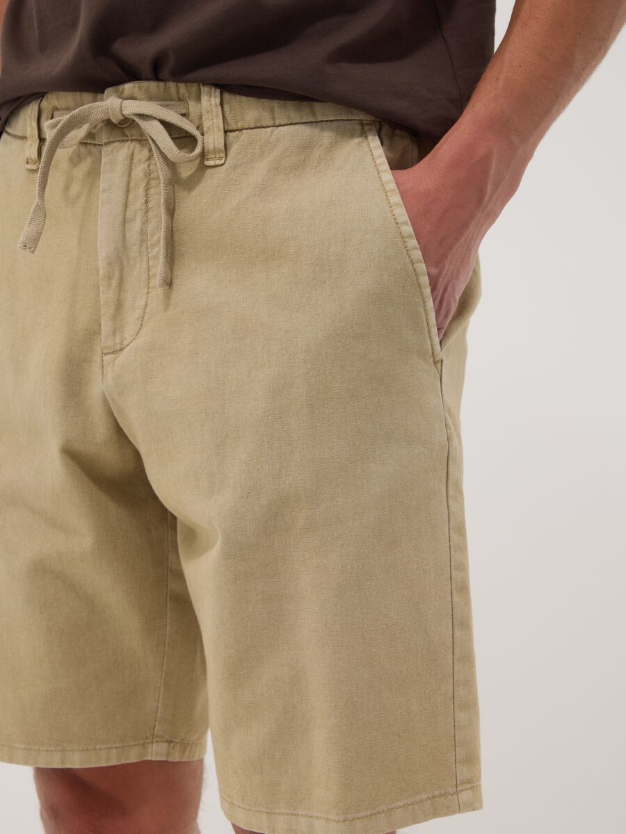 Beige linen and cotton blend chino shorts_3