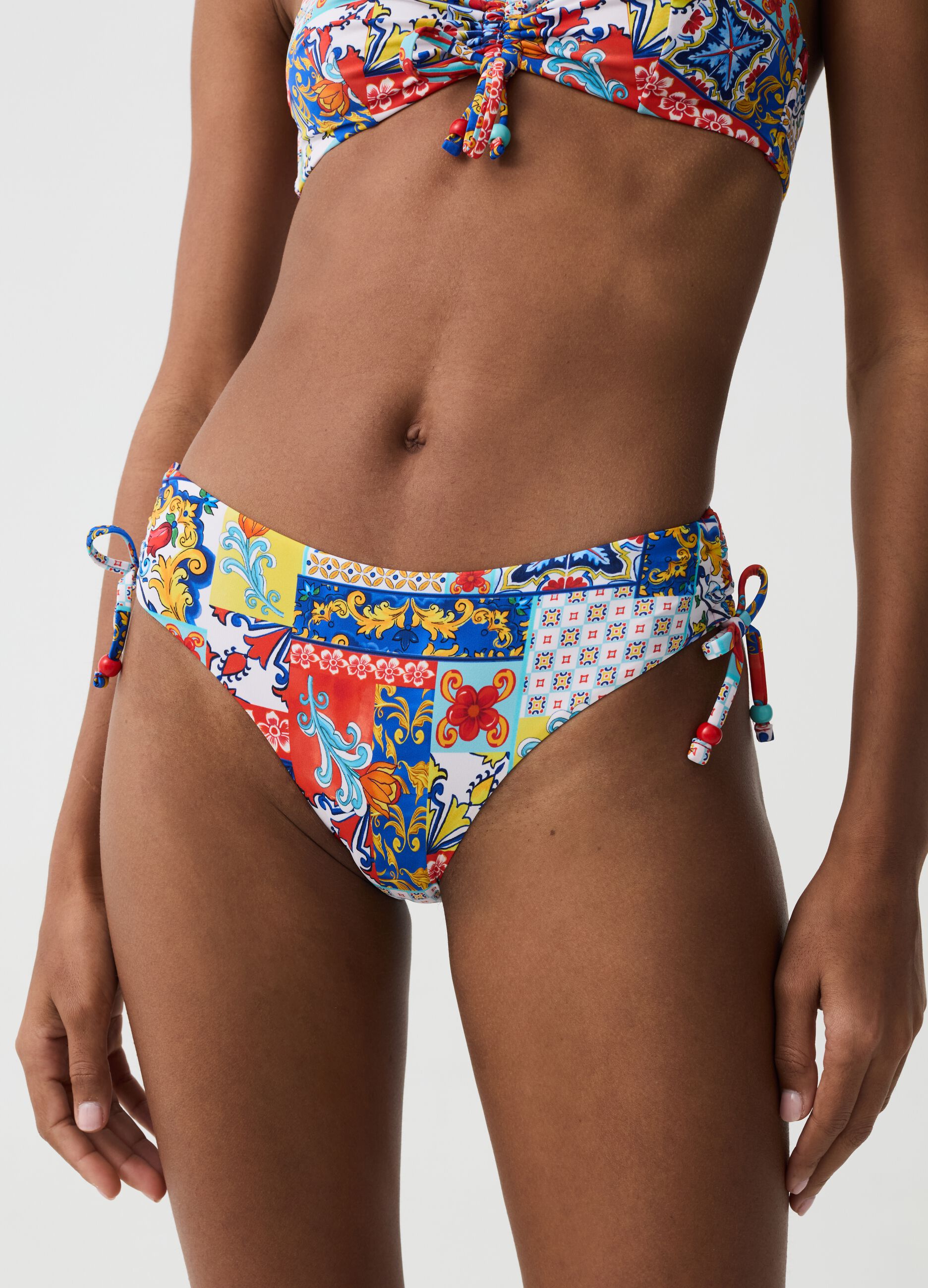 Bikini briefs with majolica print and drawstring