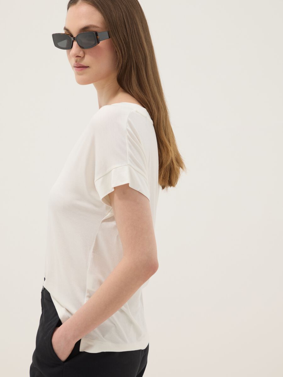T-shirt bianca in viscosa elasticizzato regular fit_0