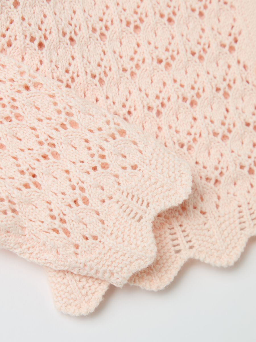 Cardigan with openwork weave and crochet flowers_2