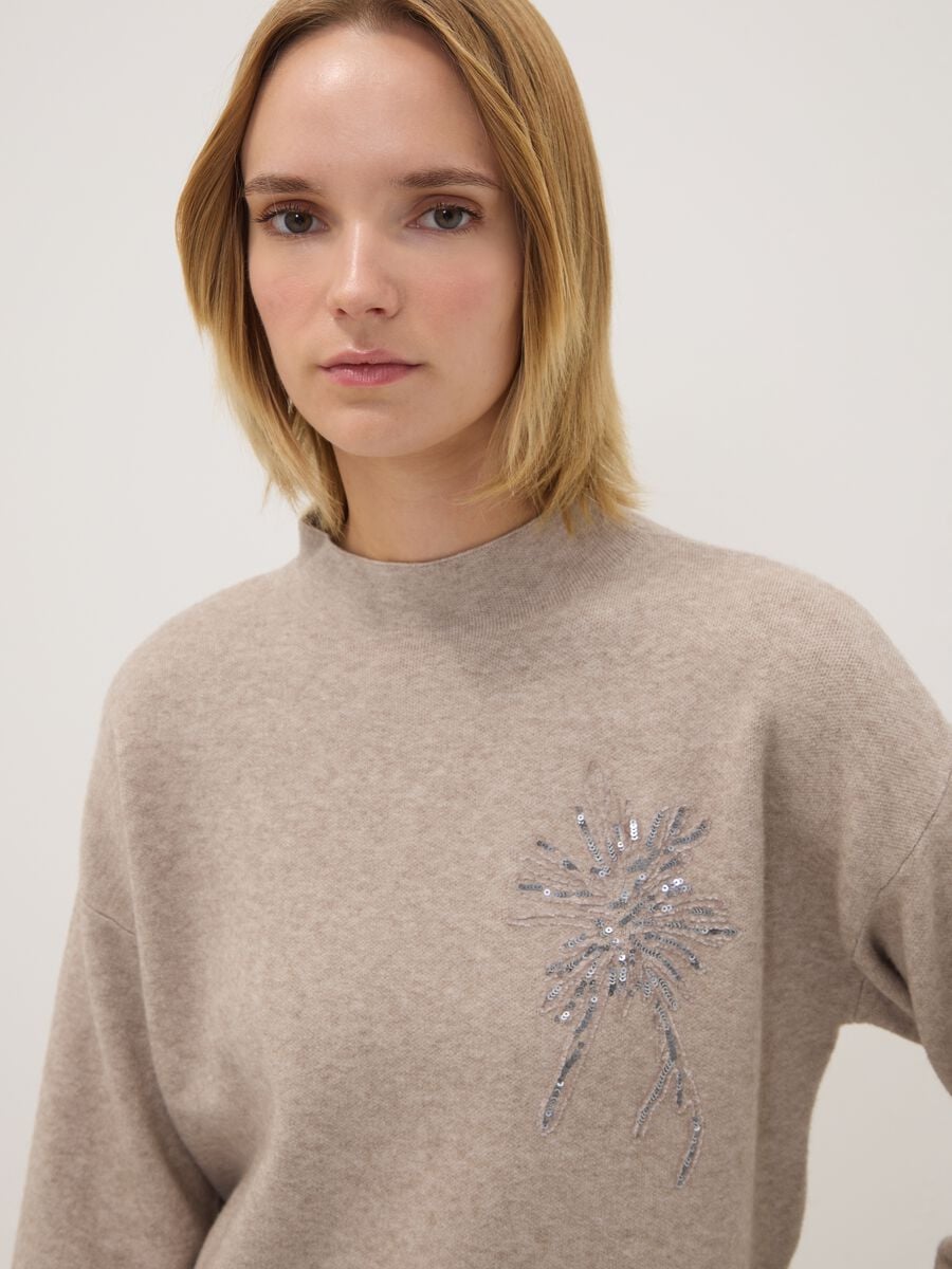 Maglia cammello in misto viscosa con ricamo paillettes regular fit_1