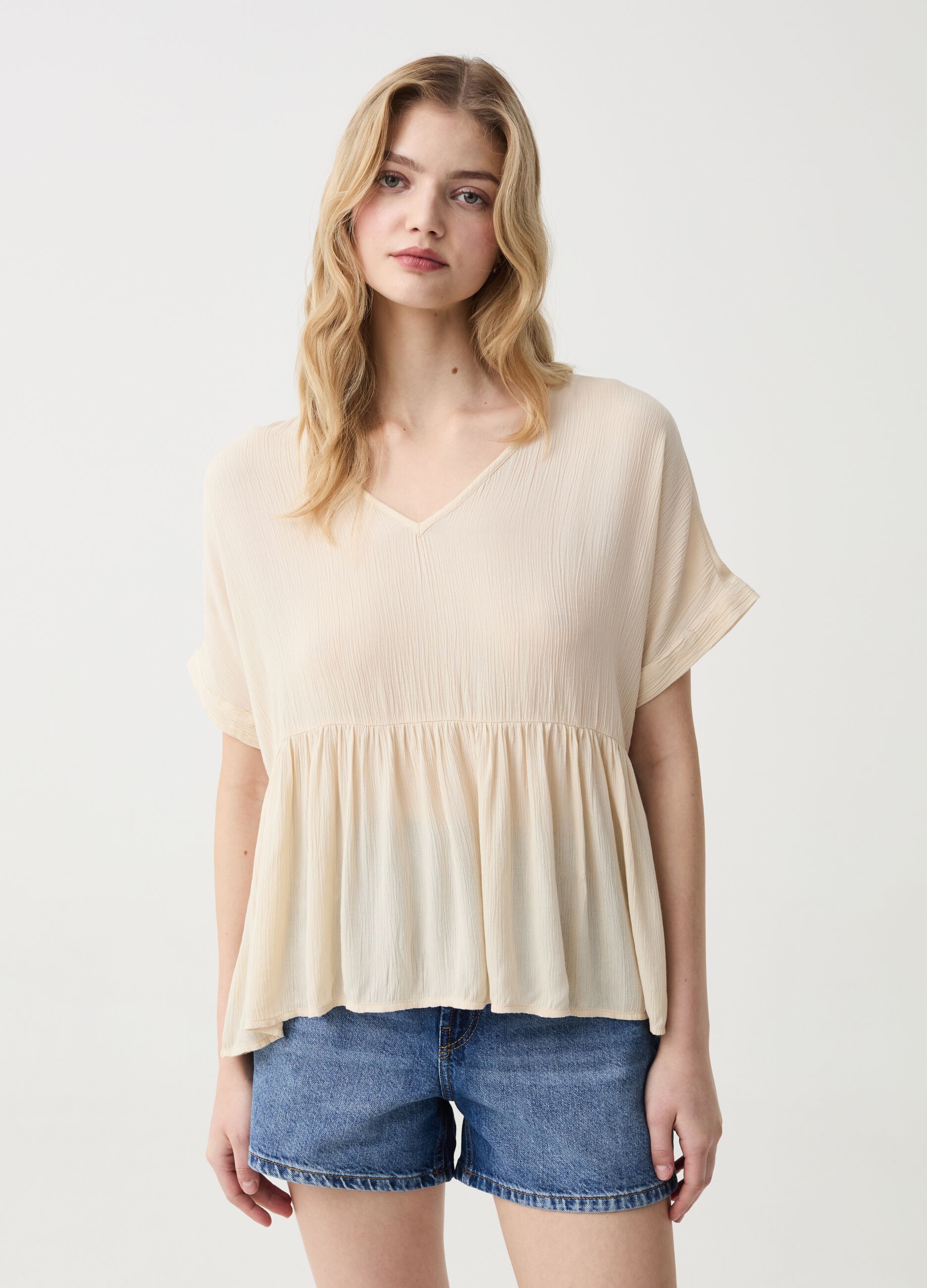 Blusa con scollo a V e balza