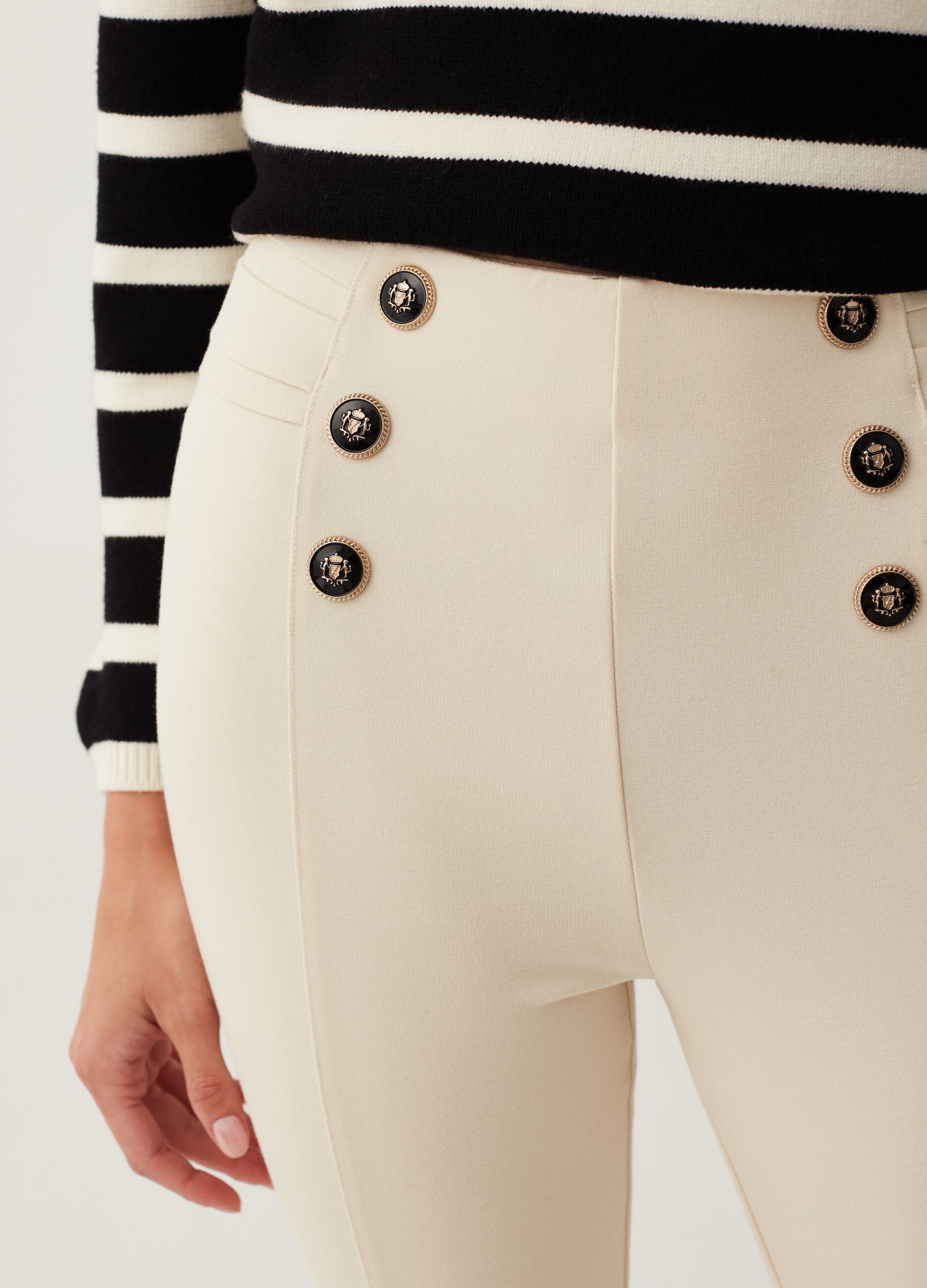 Leggings cropped con bottoni