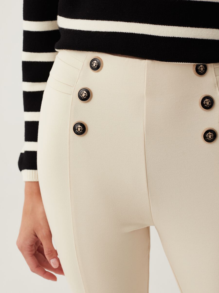 Leggings cropped con bottoni_3