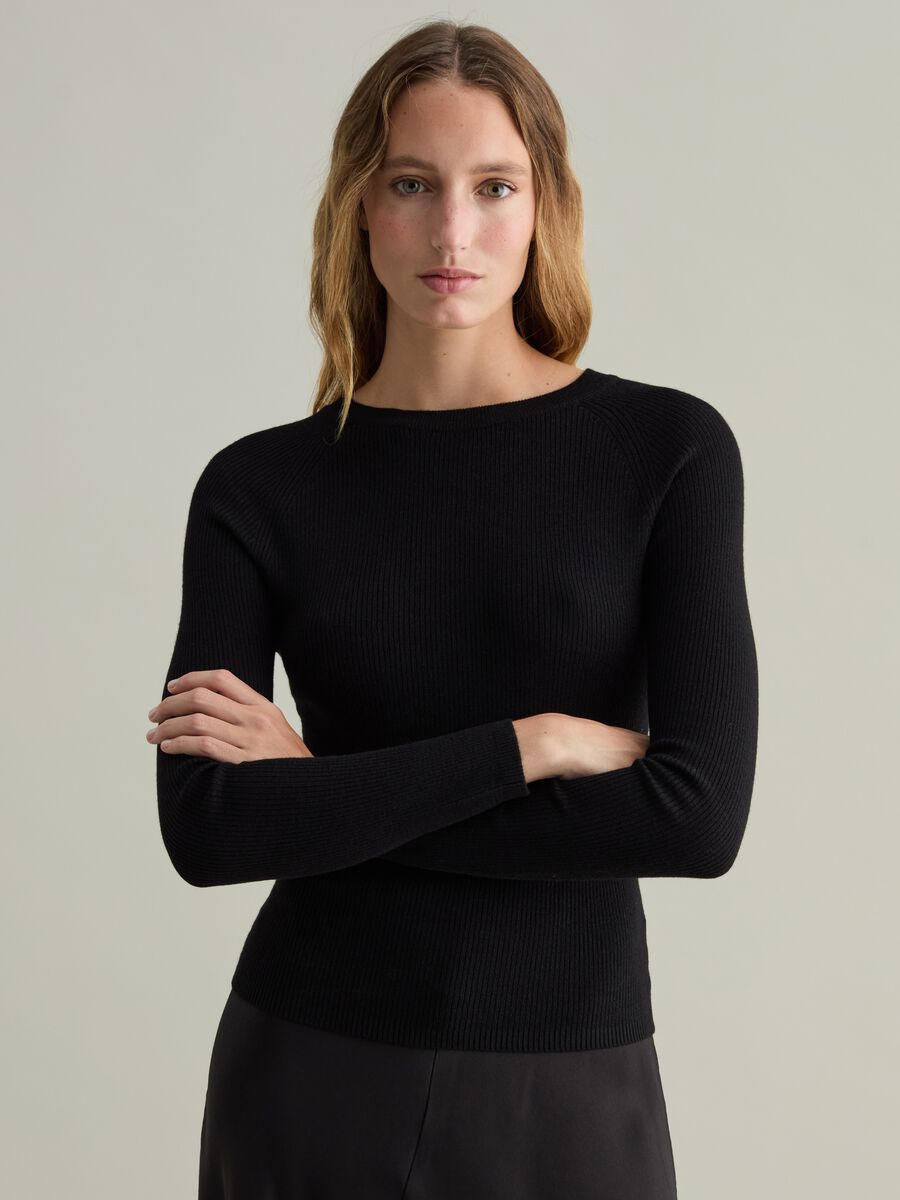 Contemporary ribbed top with raglan sleeves_0
