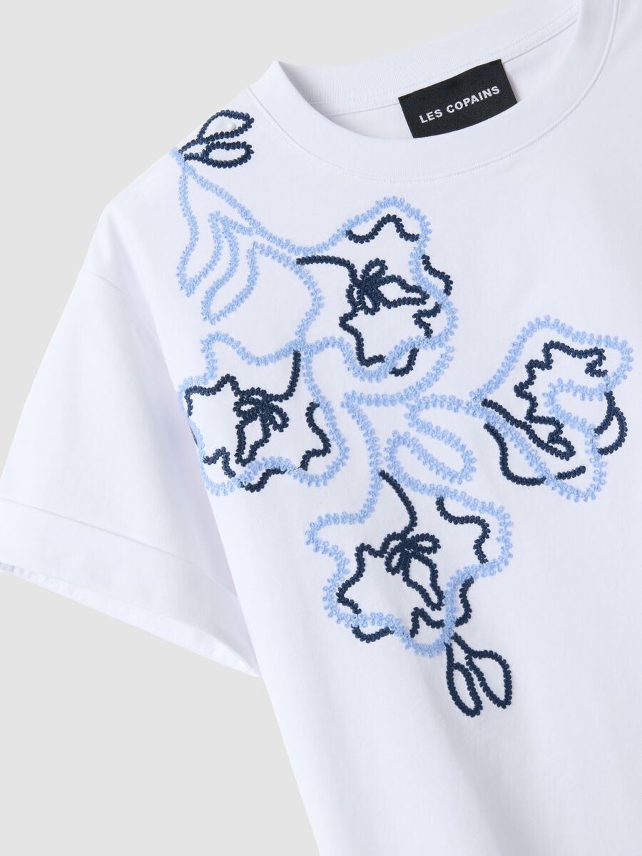 T-shirt in misto cotone bianca regular fit con ricamo floreale_5