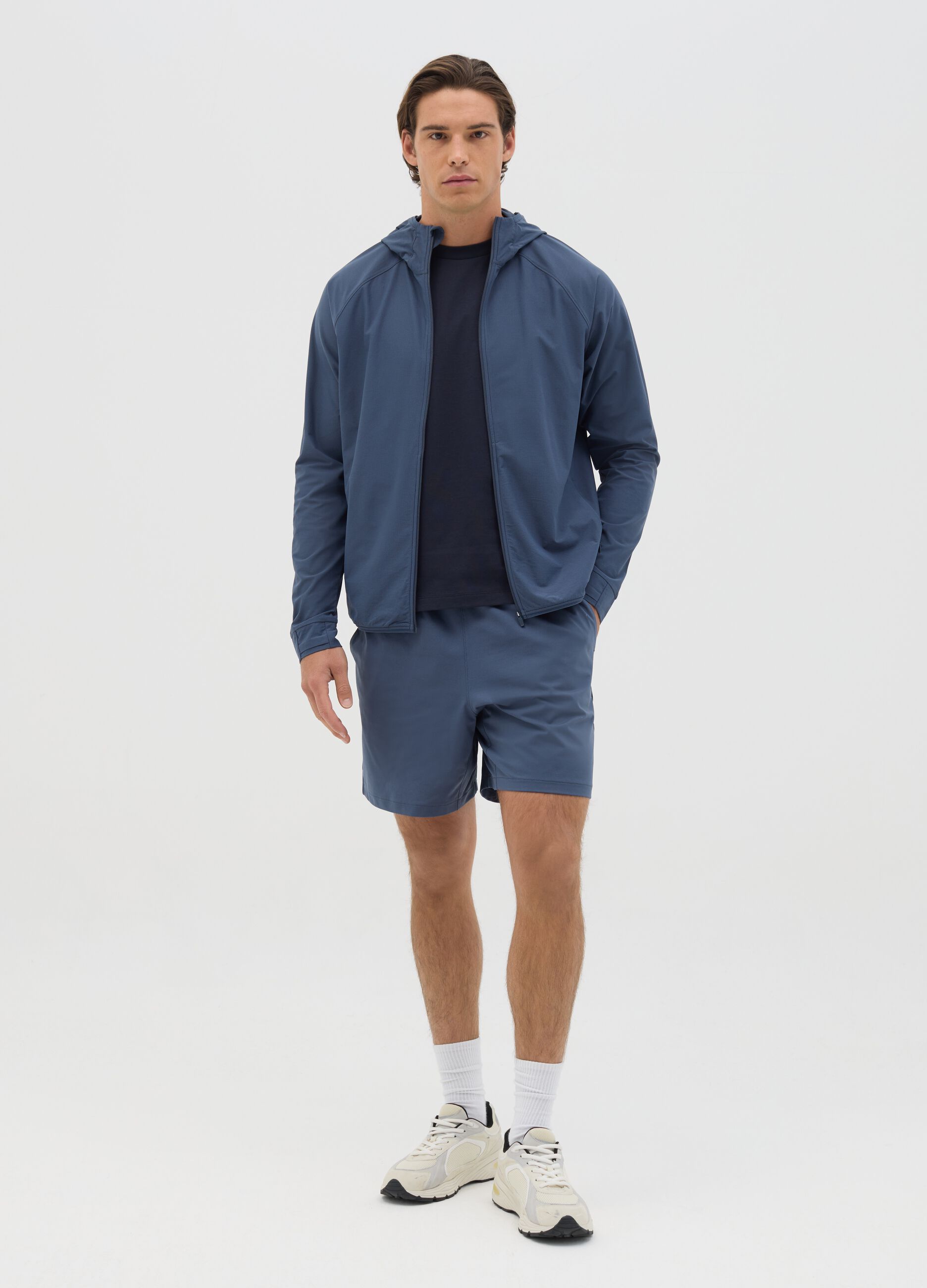 Full-zip in tessuto tecnico con cappuccio