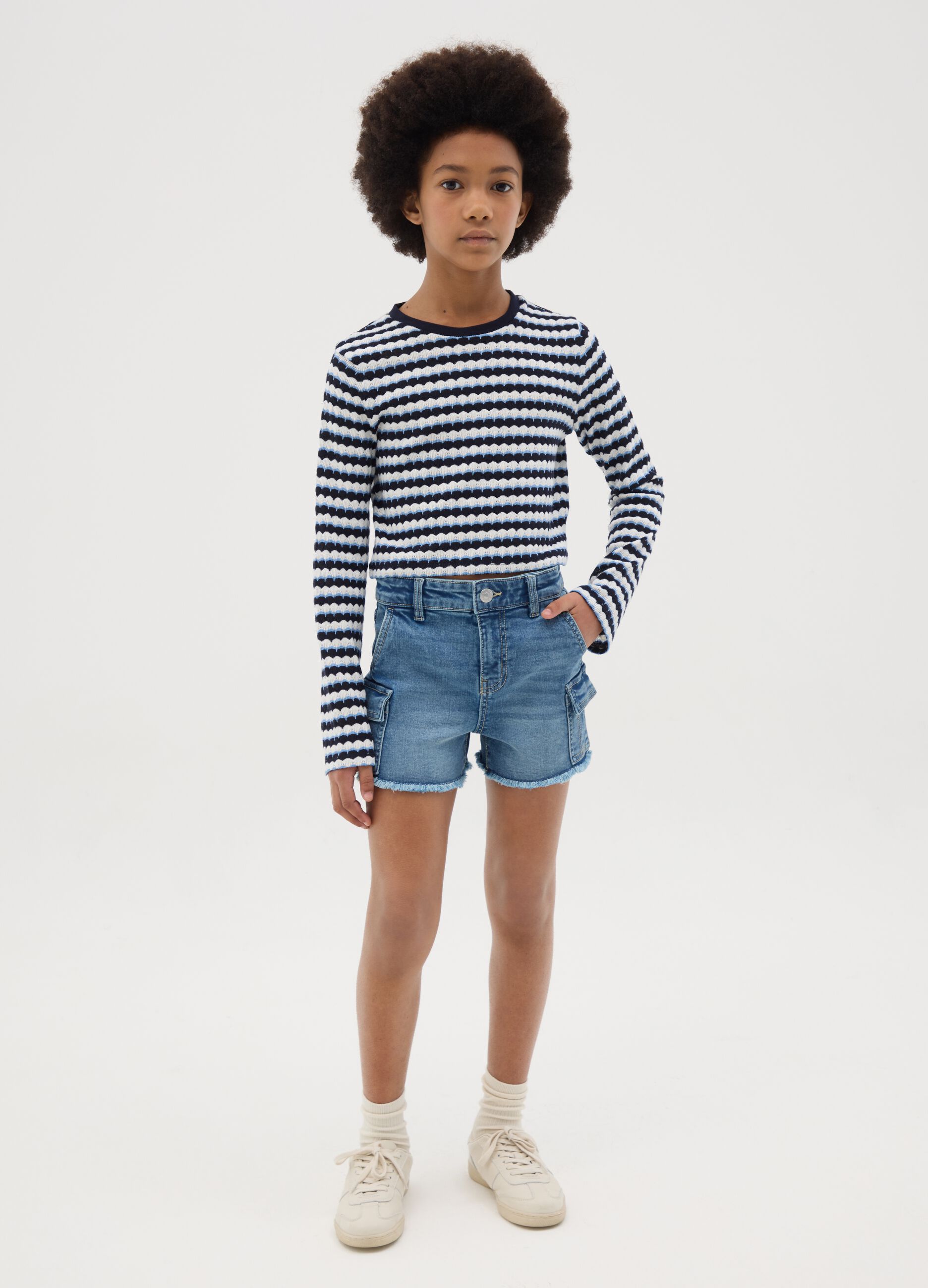 Shorts cargo denim con orlo sfrangiato