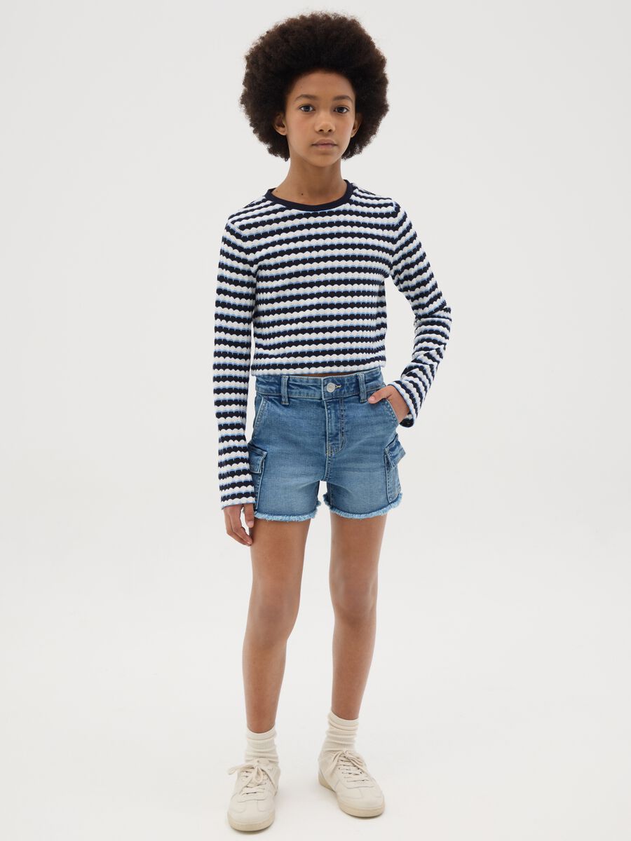Shorts cargo denim con orlo sfrangiato_1