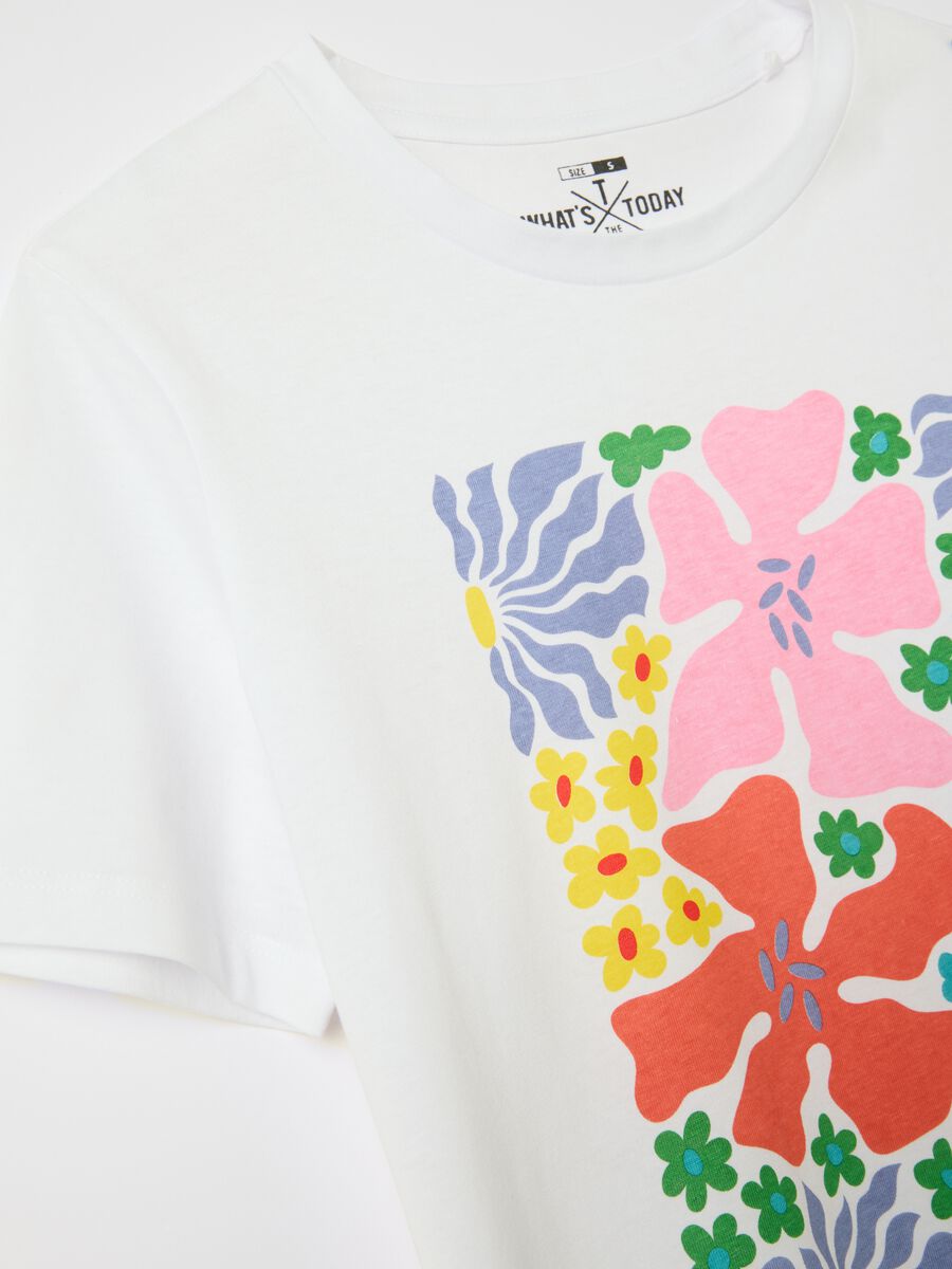 White T-shirt with colourful floral print_5