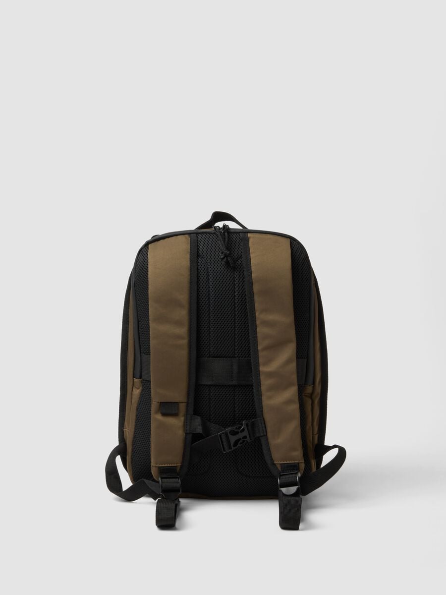 Brown backpack with adjustable straps_2