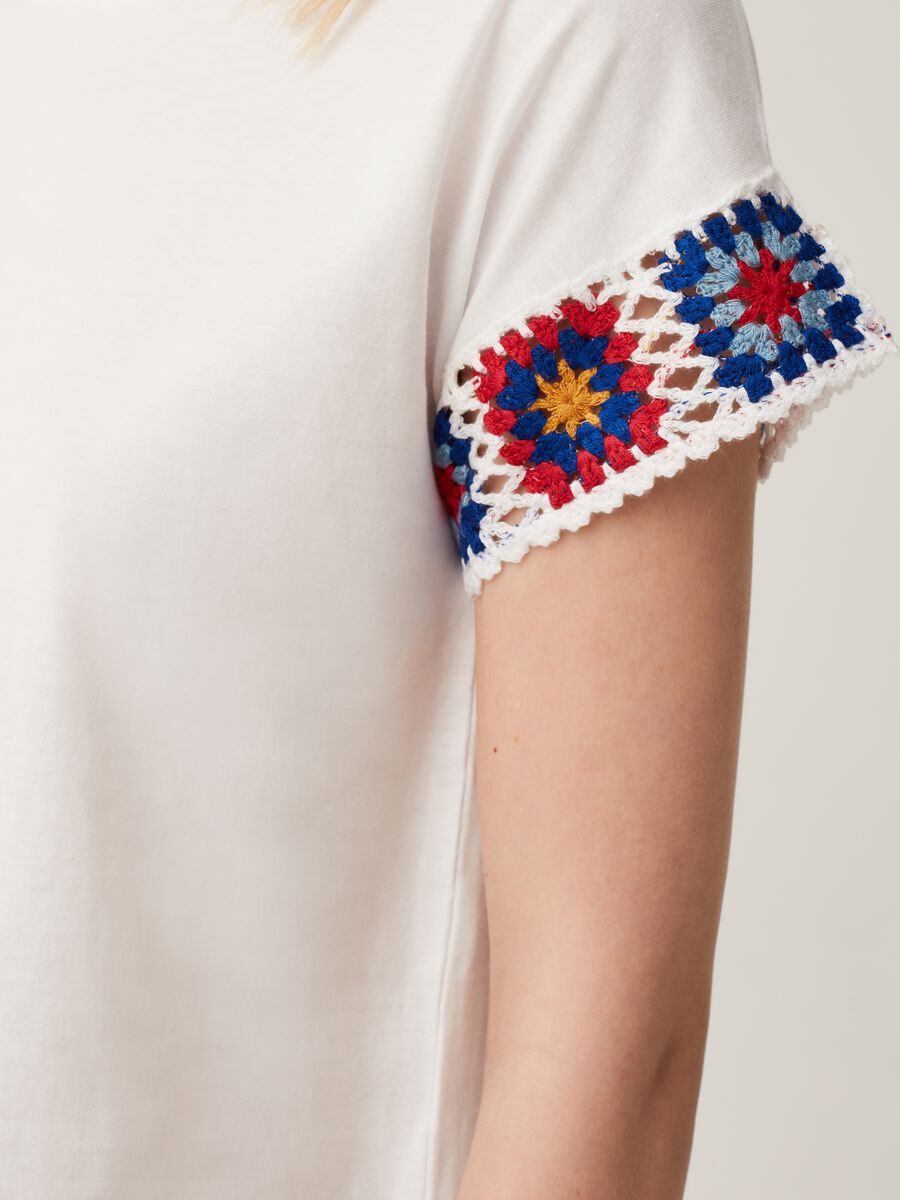 T-shirt in cotone con inserto crochet_3