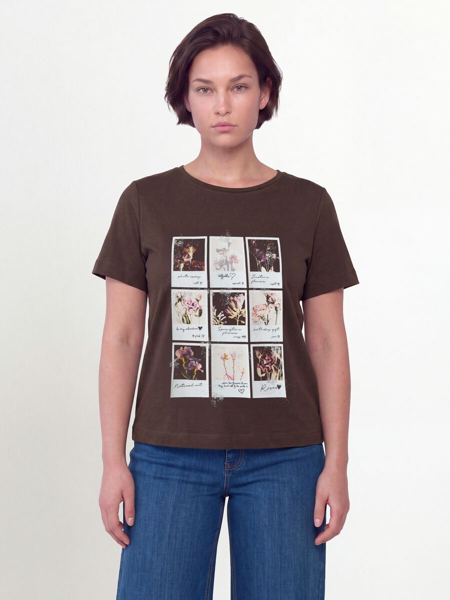 T-shirt marrone in puro cotone con stampa floreale regular fit_0