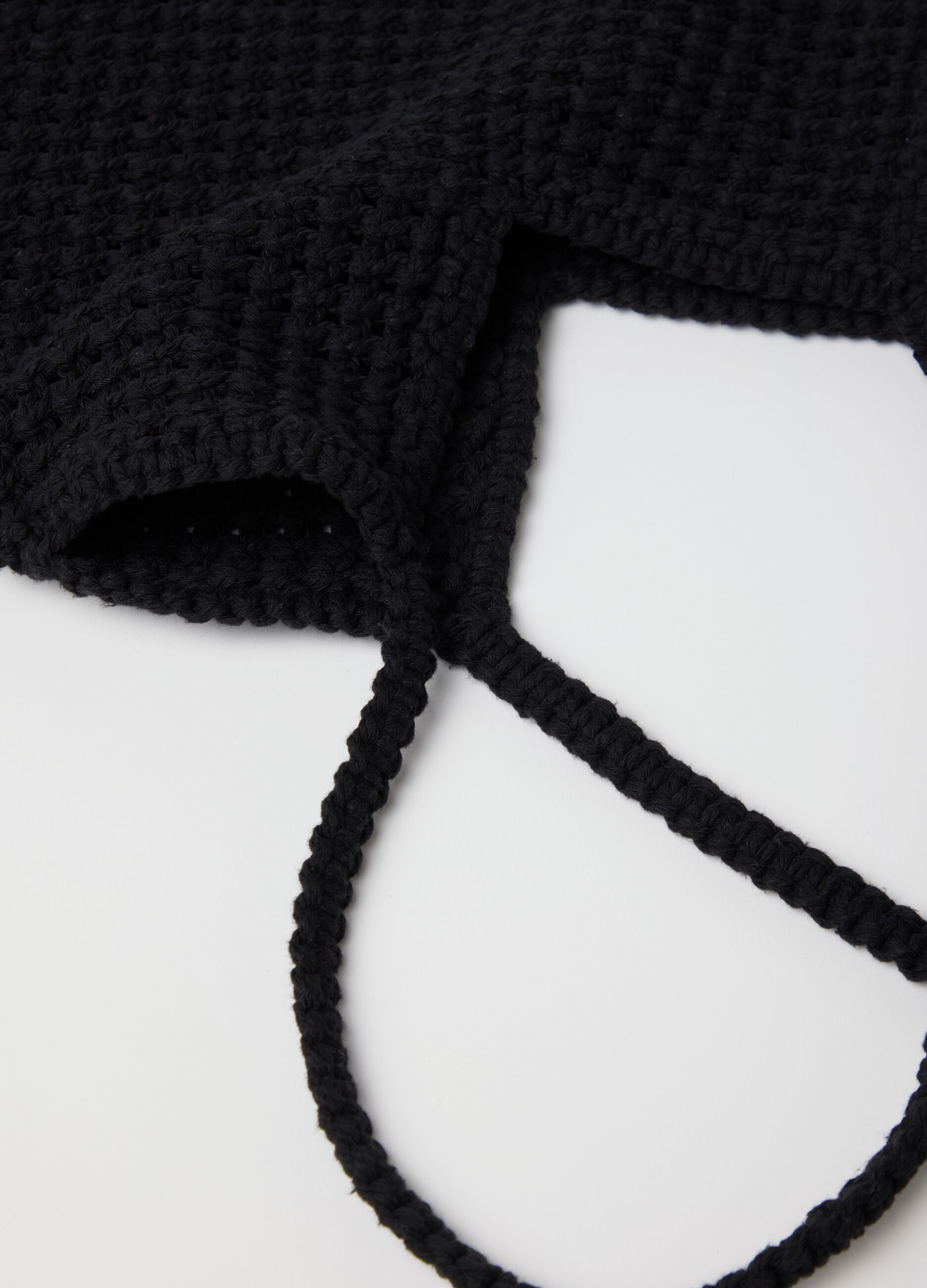 Borsa a spalla traforata con frange nera