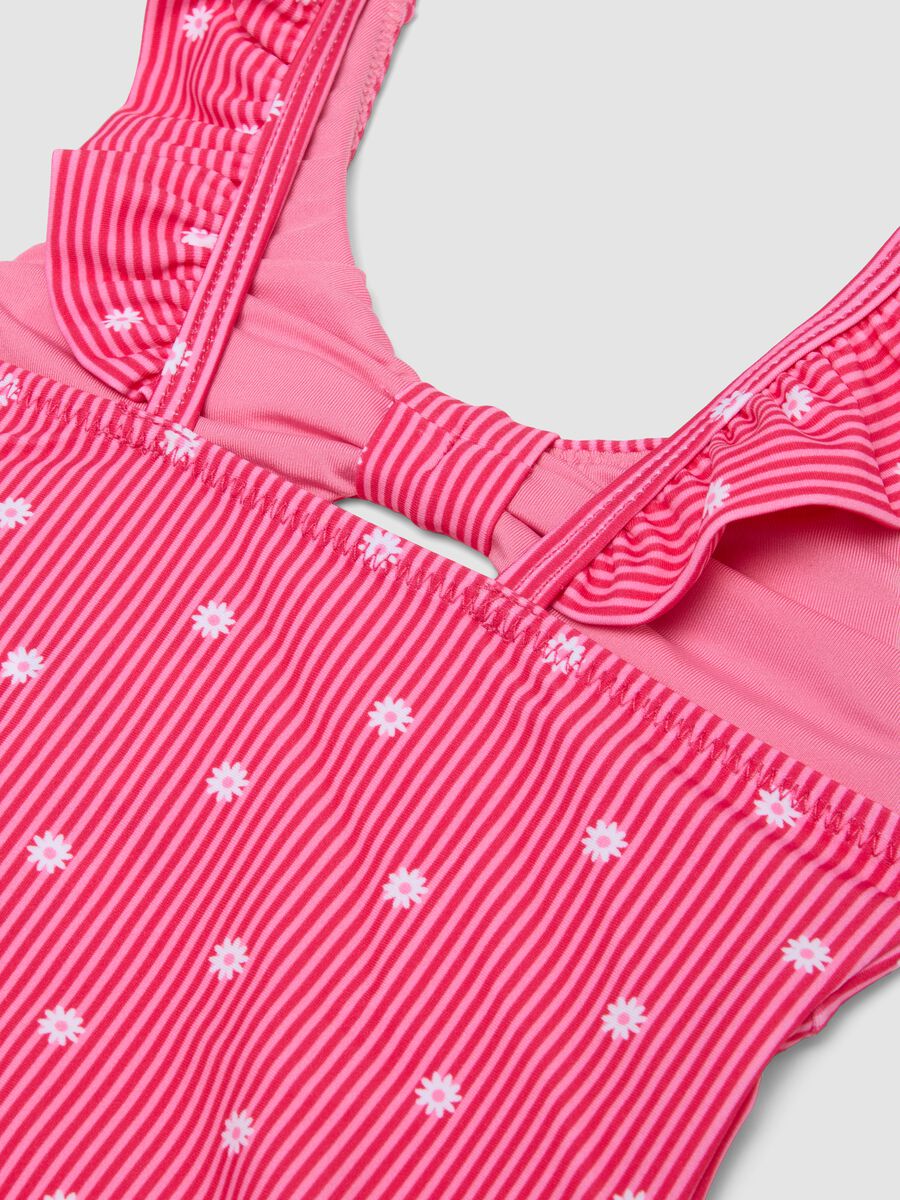 Costume intero rosa in tessuto elasticizzato a righe con volant_3