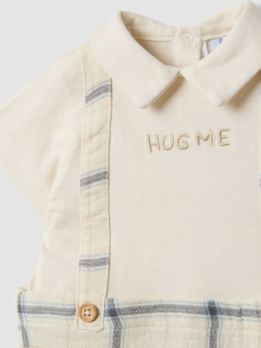 Pagliaccetto in puro cotone beige a a quadri da neonato con colletto_2