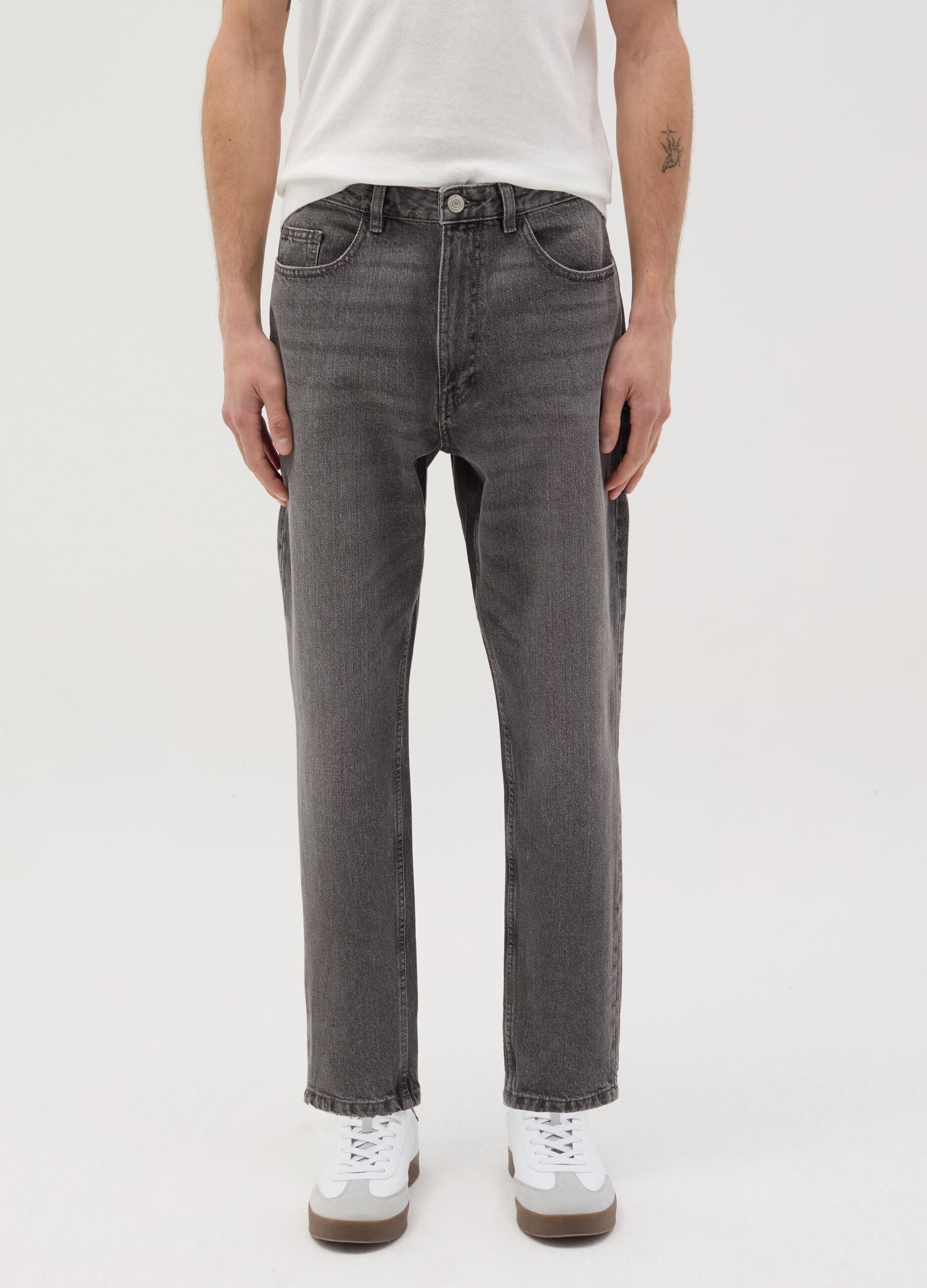 Jeans regular tapered fit con scoloriture