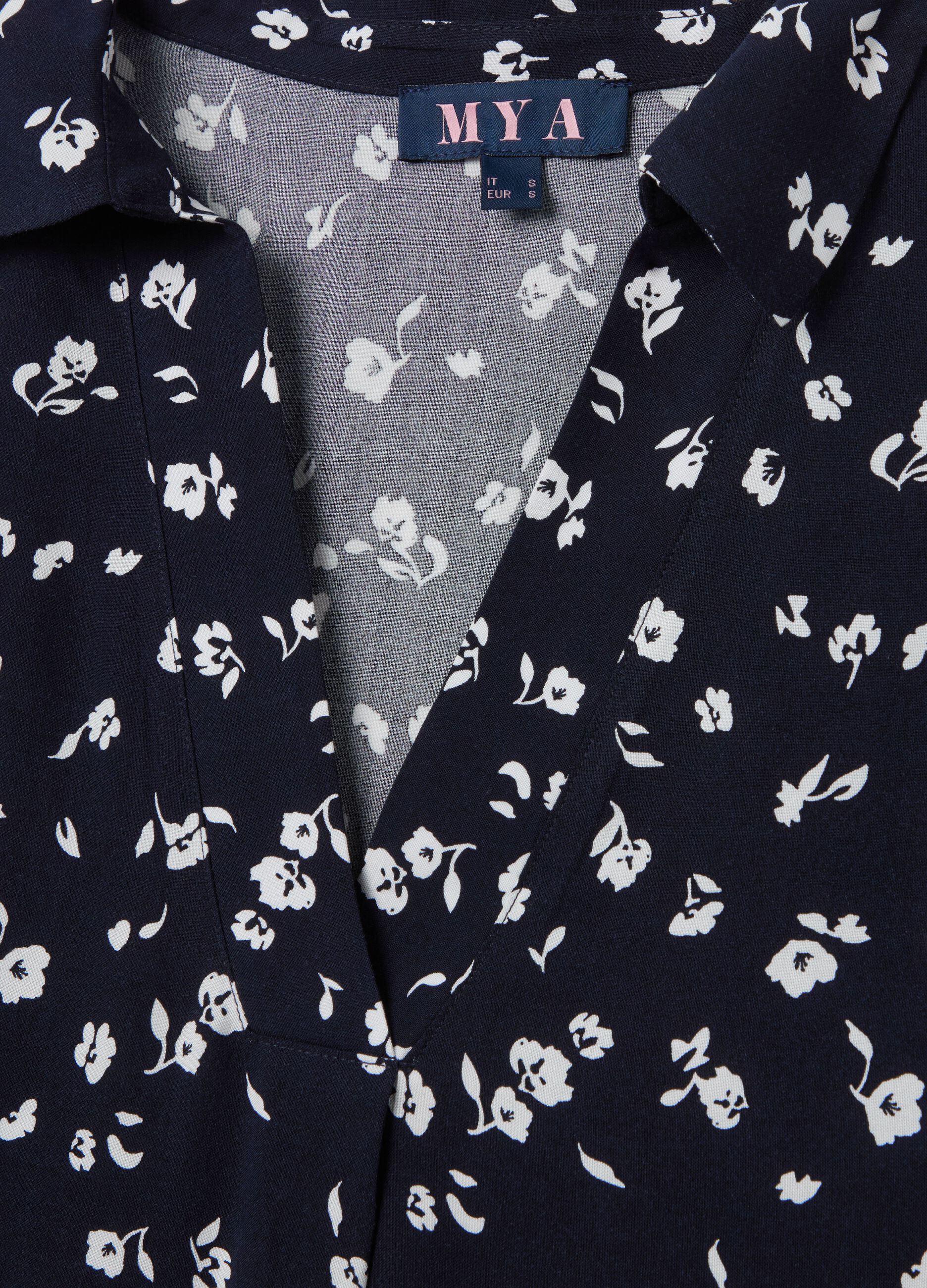 Curvy blouse with V neckline and pattern