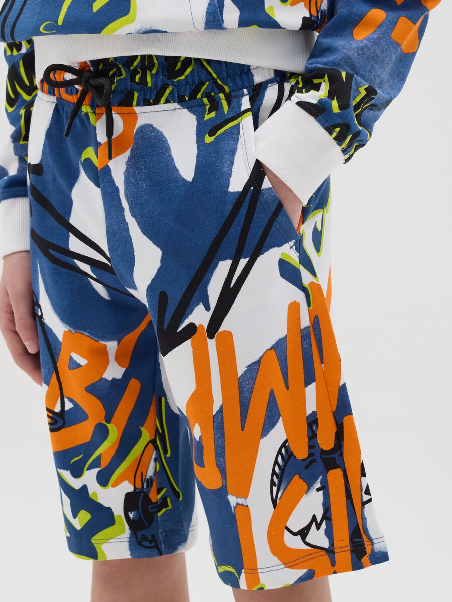 Bermuda shorts with drawstring and graffiti-style print_1