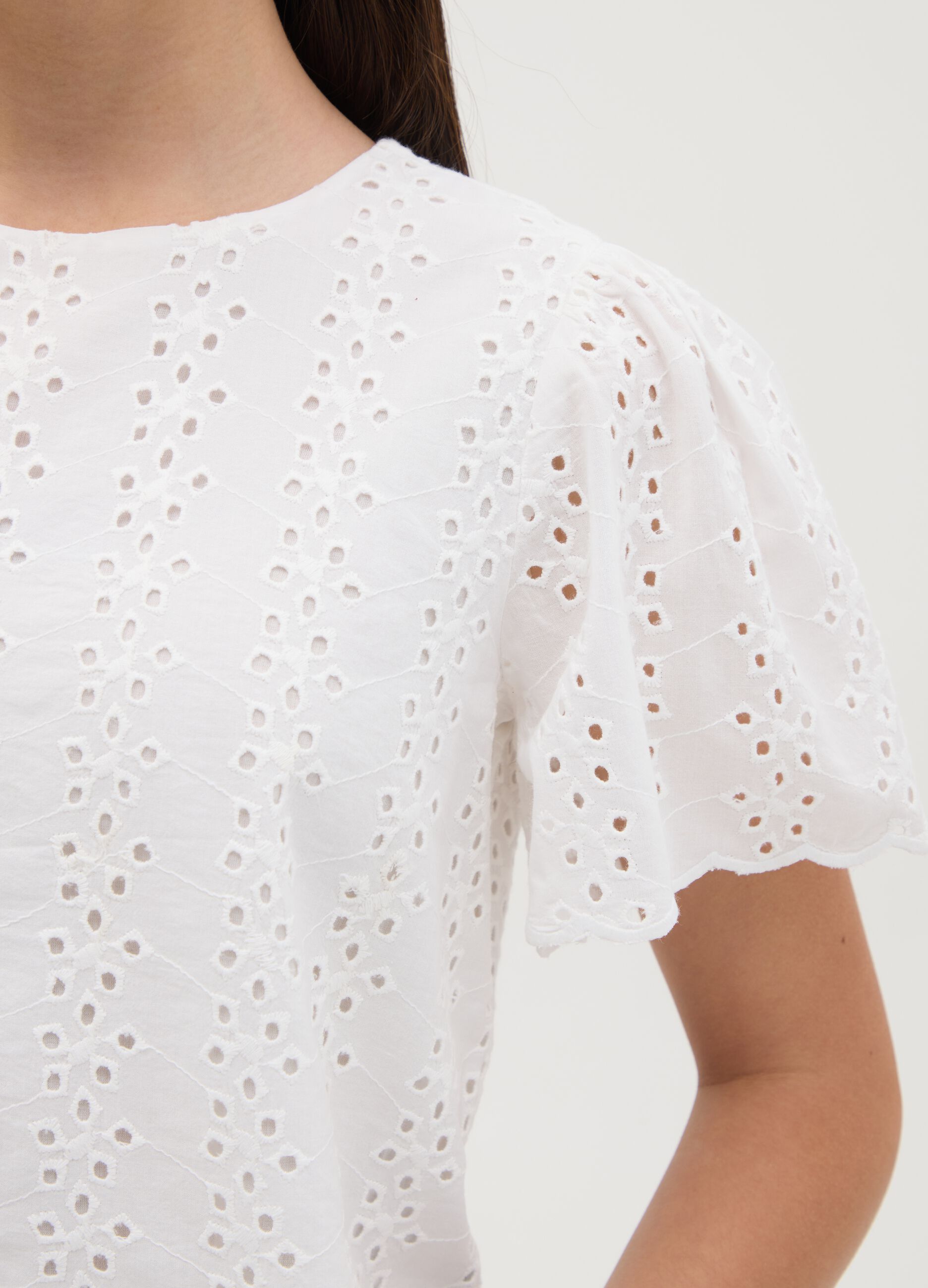 Maglietta da ragazze in puro cotone bianco regular fit con maniche corte e chiusura a bottoni