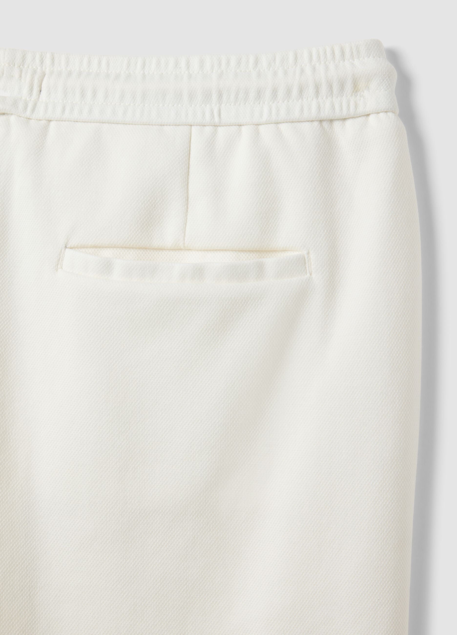 White pure cotton shorts with elasticated waist, regular fit