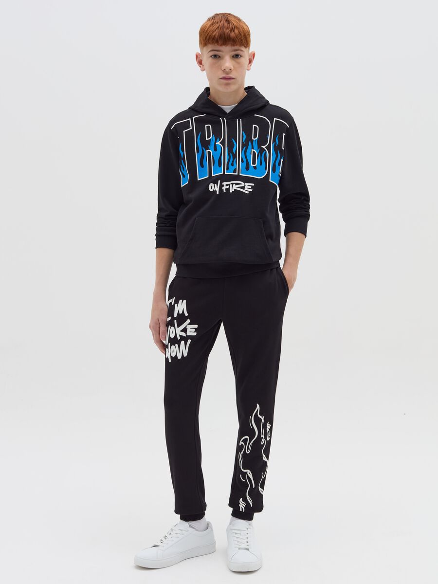 Joggers con coulisse stampa fiamme e lettering_1