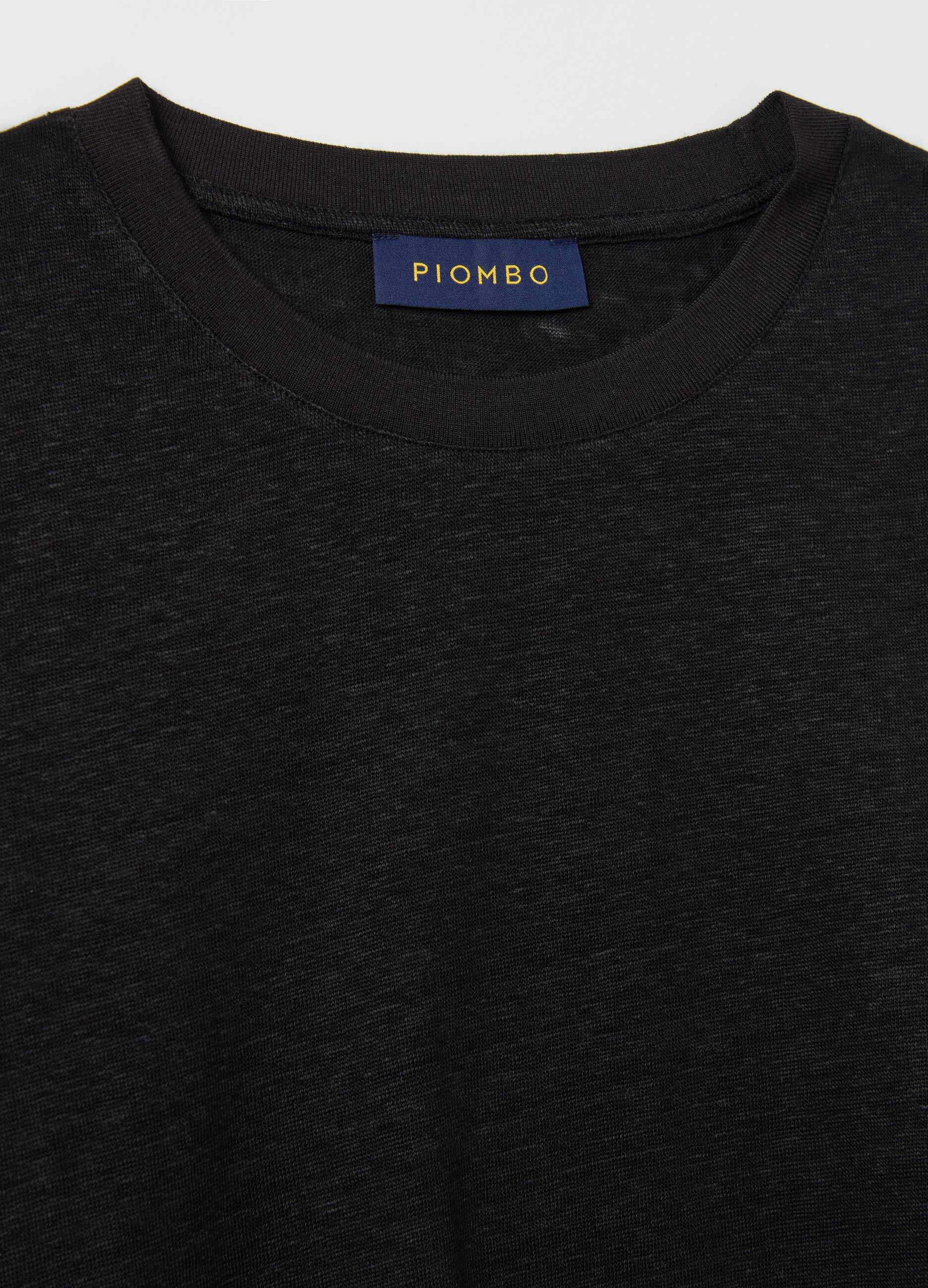 Short-sleeved T-shirt in black linen