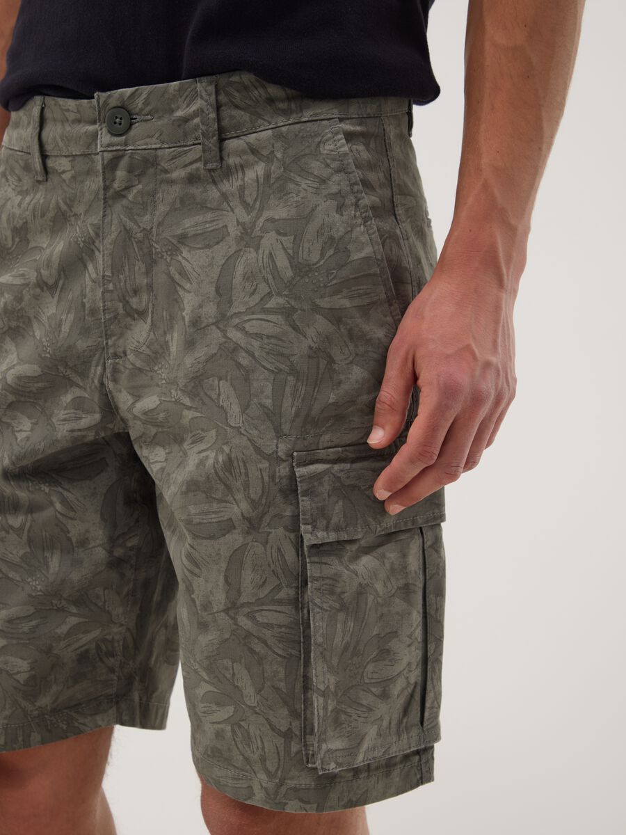Grey stretch cotton cargo bermuda shorts_3