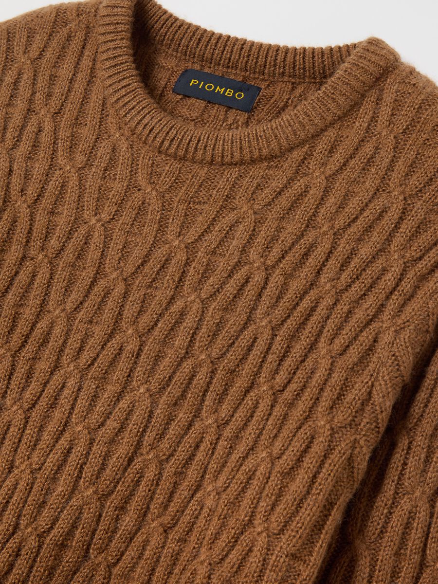 Pullover with cable design_5