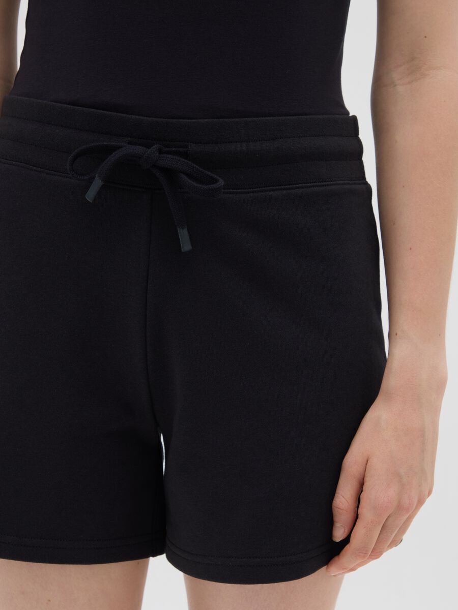 Women's black cotton-blend shorts, regular fit_3