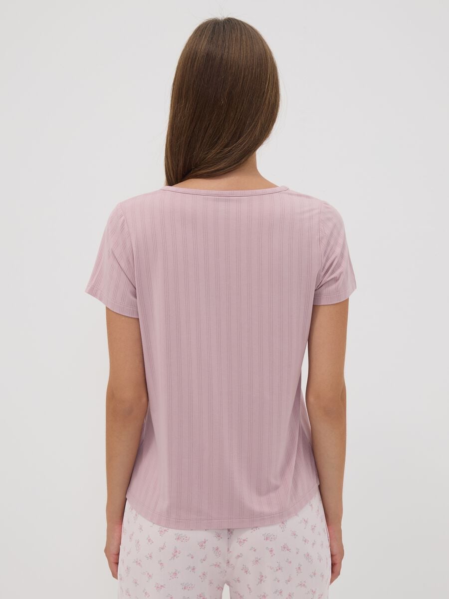 T-shirt pigiama viola in viscosa elasticizzata con scollo a V_3